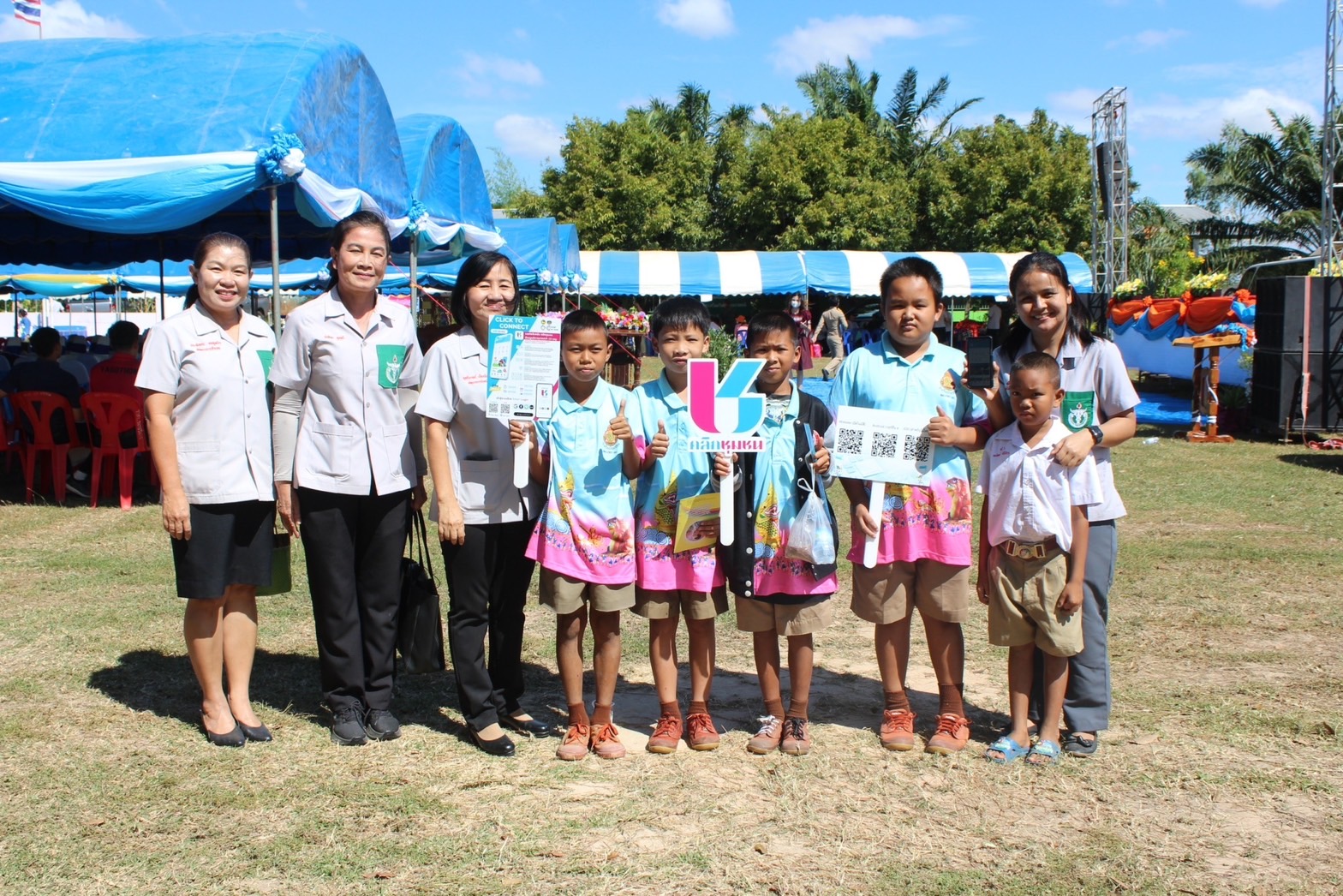 พช.ยโสธร เดินหน้าขับเคลื่อนนโยบายการใช้งานแพลตฟอร์มบริการดิจิทัล Click ชุมชน ส่งเสริมการใช้ประโยชน์จากแพลตฟอร์มให้กับประชาชนในกิจกรรม จังหวัดเคลื่อนที่