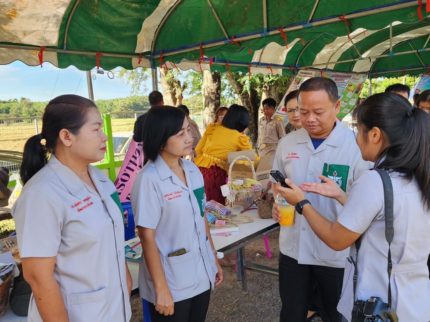 พช.ยโสธร เดินหน้าขับเคลื่อนนโยบายการใช้งานแพลตฟอร์มบริการดิจิทัล Click ชุมชน ส่งเสริมการใช้ประโยชน์จากแพลตฟอร์มให้กับประชาชนในกิจกรรม จังหวัดเคลื่อนที่