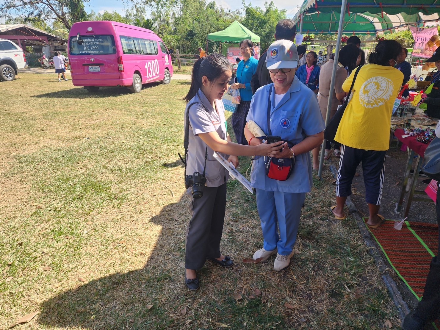 พช.ยโสธร เดินหน้าขับเคลื่อนนโยบายการใช้งานแพลตฟอร์มบริการดิจิทัล Click ชุมชน ส่งเสริมการใช้ประโยชน์จากแพลตฟอร์มให้กับประชาชนในกิจกรรม จังหวัดเคลื่อนที่