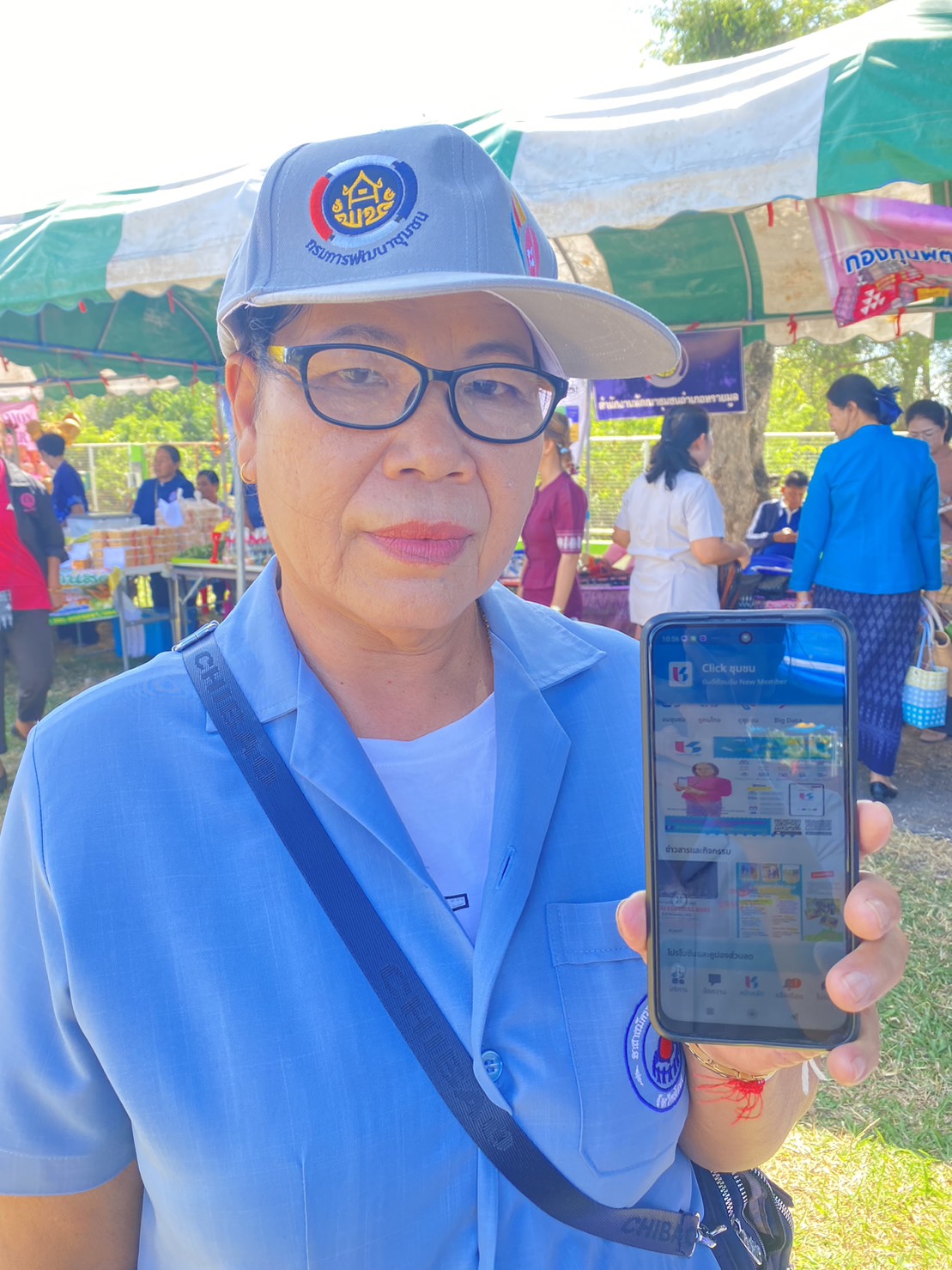 พช.ยโสธร เดินหน้าขับเคลื่อนนโยบายการใช้งานแพลตฟอร์มบริการดิจิทัล Click ชุมชน ส่งเสริมการใช้ประโยชน์จากแพลตฟอร์มให้กับประชาชนในกิจกรรม จังหวัดเคลื่อนที่