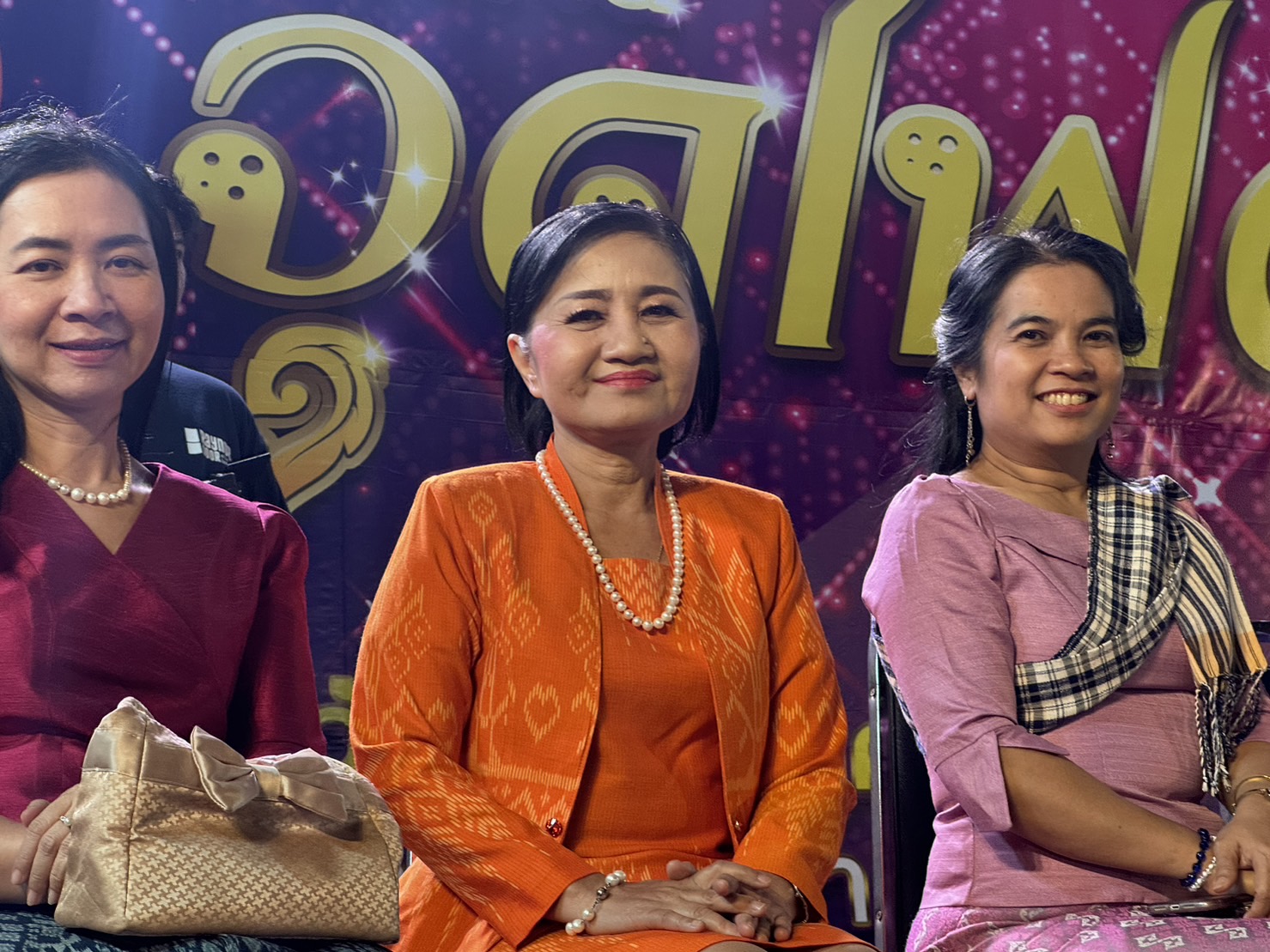 พช.ยโสธร ชู Soft Power OTOP Yasothon เดินแบบชุดผ้าไทยในงาน “จุดไฟตูมกา ยโสธร” ประจำปี 2566