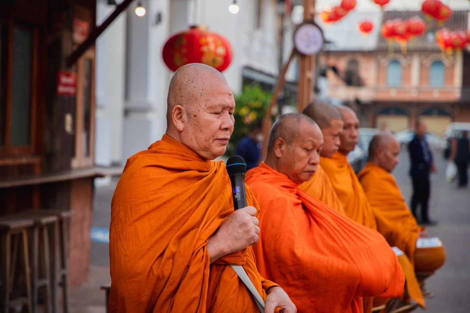 พช.ยโสธรร่วมทำบุญตักบาตรย้อนยุค วิถีถิ่น วิถีไทย ถนนคนเดินยโสธร เมืองเก่าบ้านสิงห์ท่า และร่วมกันสวมใส่ผ้าไทยตามโครงการ “ผ้าไทยใส่ให้สนุก”