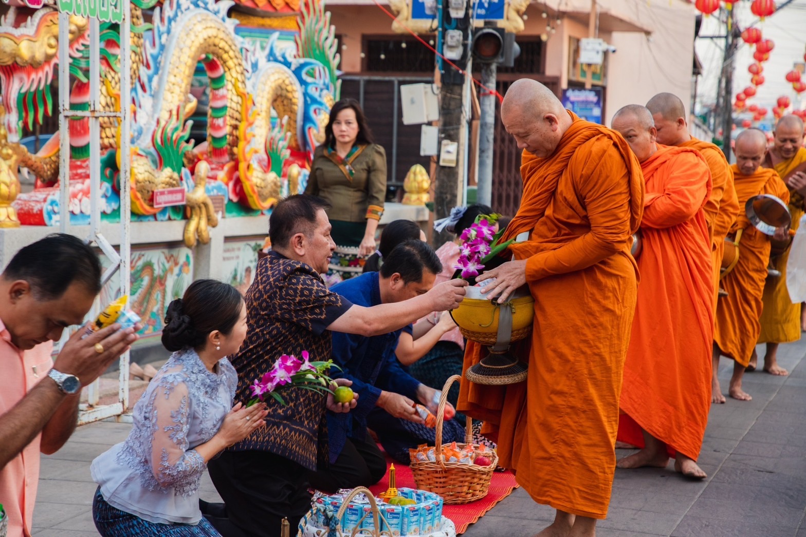 พช.ยโสธรร่วมทำบุญตักบาตรย้อนยุค วิถีถิ่น วิถีไทย ถนนคนเดินยโสธร เมืองเก่าบ้านสิงห์ท่า และร่วมกันสวมใส่ผ้าไทยตามโครงการ “ผ้าไทยใส่ให้สนุก”