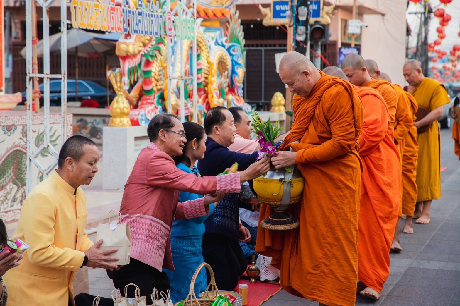 พช.ยโสธรร่วมทำบุญตักบาตรย้อนยุค วิถีถิ่น วิถีไทย ถนนคนเดินยโสธร เมืองเก่าบ้านสิงห์ท่า และร่วมกันสวมใส่ผ้าไทยตามโครงการ “ผ้าไทยใส่ให้สนุก”