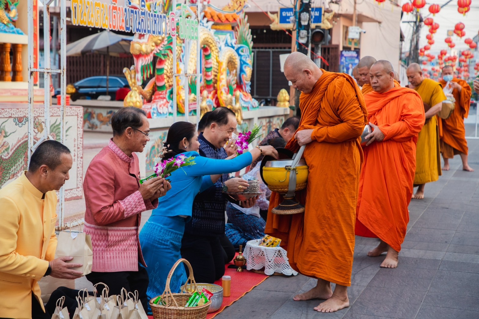 พช.ยโสธรร่วมทำบุญตักบาตรย้อนยุค วิถีถิ่น วิถีไทย ถนนคนเดินยโสธร เมืองเก่าบ้านสิงห์ท่า และร่วมกันสวมใส่ผ้าไทยตามโครงการ “ผ้าไทยใส่ให้สนุก”