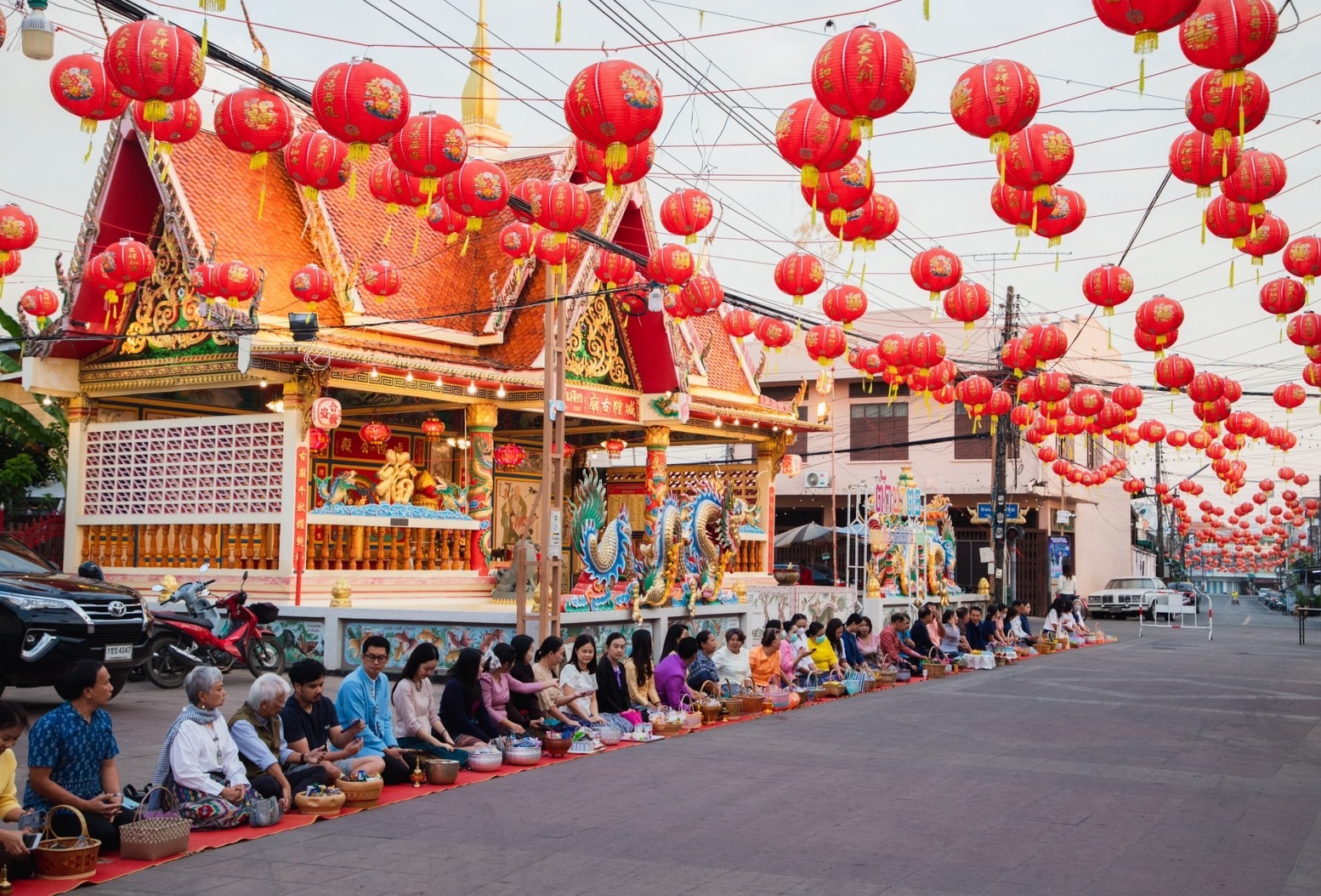 พช.ยโสธรร่วมทำบุญตักบาตรย้อนยุค วิถีถิ่น วิถีไทย ถนนคนเดินยโสธร เมืองเก่าบ้านสิงห์ท่า และร่วมกันสวมใส่ผ้าไทยตามโครงการ “ผ้าไทยใส่ให้สนุก”