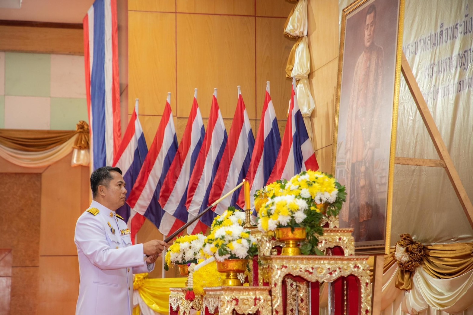 พช.ยโสธร ร่วมพิธีวางพุ่มดอกไม้ถวายราชสดุดีเฉลิมพระเกียรติ พระบาทสมเด็จพระนั่งเกล้าเจ้าอยู่หัว พระมหาเจษฎาราชเจ้า รัชกาลที่ 3“พระบิดาแห่งการแพทย์แผนไทย” เนื่องใน “วันภูมิปัญญาการแพทย์แผนไทยแห่งชาติ”