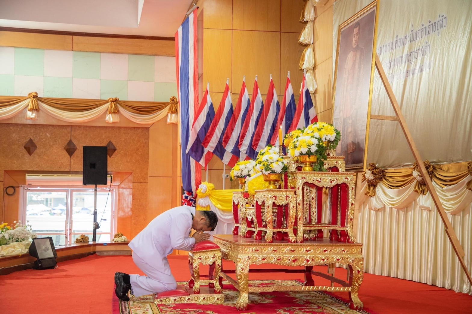 พช.ยโสธร ร่วมพิธีวางพุ่มดอกไม้ถวายราชสดุดีเฉลิมพระเกียรติ พระบาทสมเด็จพระนั่งเกล้าเจ้าอยู่หัว พระมหาเจษฎาราชเจ้า รัชกาลที่ 3“พระบิดาแห่งการแพทย์แผนไทย” เนื่องใน “วันภูมิปัญญาการแพทย์แผนไทยแห่งชาติ”