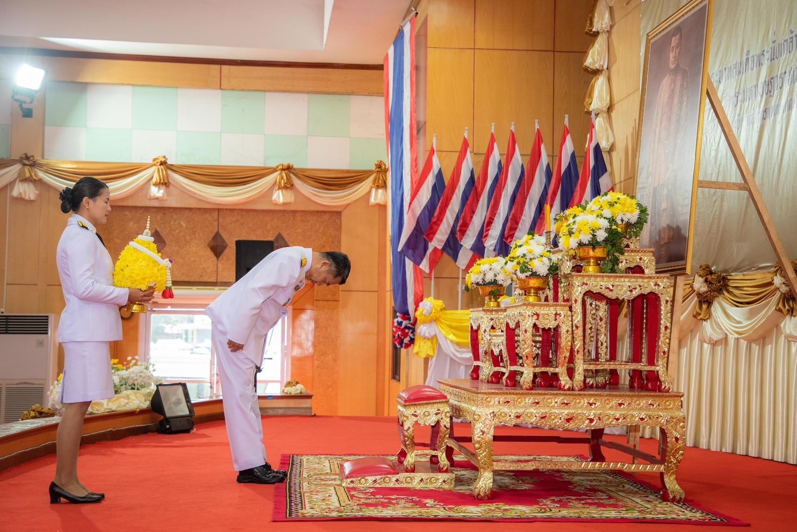 พช.ยโสธร ร่วมพิธีวางพุ่มดอกไม้ถวายราชสดุดีเฉลิมพระเกียรติ พระบาทสมเด็จพระนั่งเกล้าเจ้าอยู่หัว พระมหาเจษฎาราชเจ้า รัชกาลที่ 3“พระบิดาแห่งการแพทย์แผนไทย” เนื่องใน “วันภูมิปัญญาการแพทย์แผนไทยแห่งชาติ”