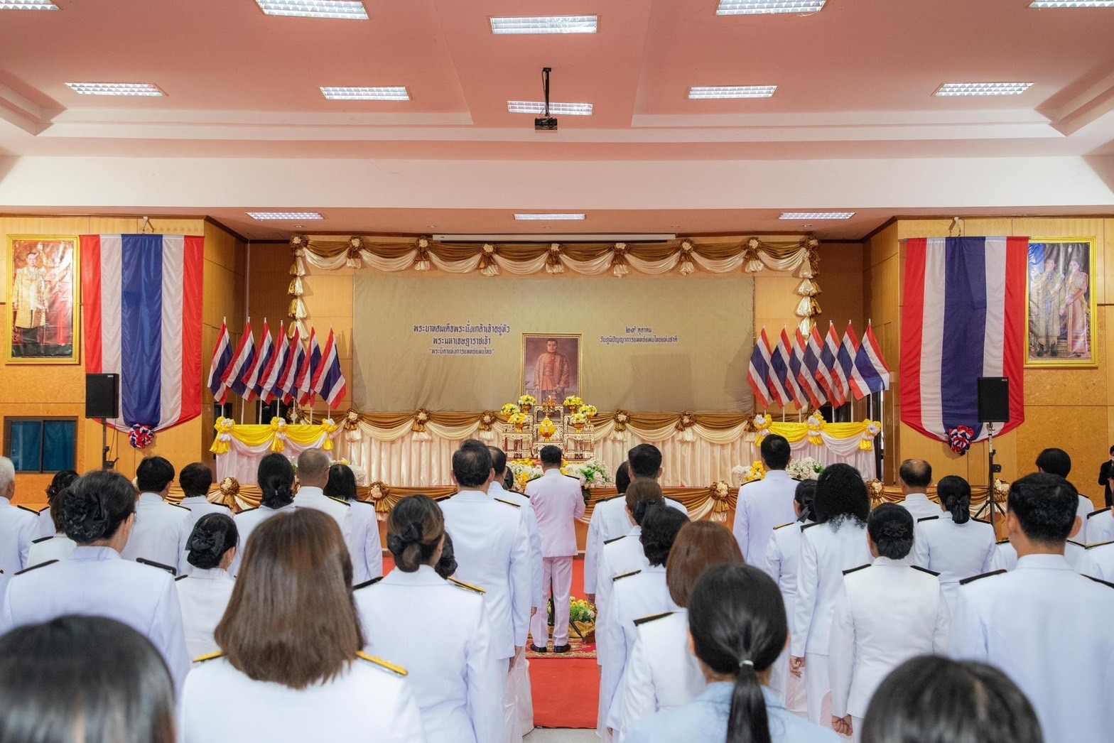 พช.ยโสธร ร่วมพิธีวางพุ่มดอกไม้ถวายราชสดุดีเฉลิมพระเกียรติ พระบาทสมเด็จพระนั่งเกล้าเจ้าอยู่หัว พระมหาเจษฎาราชเจ้า รัชกาลที่ 3“พระบิดาแห่งการแพทย์แผนไทย” เนื่องใน “วันภูมิปัญญาการแพทย์แผนไทยแห่งชาติ”