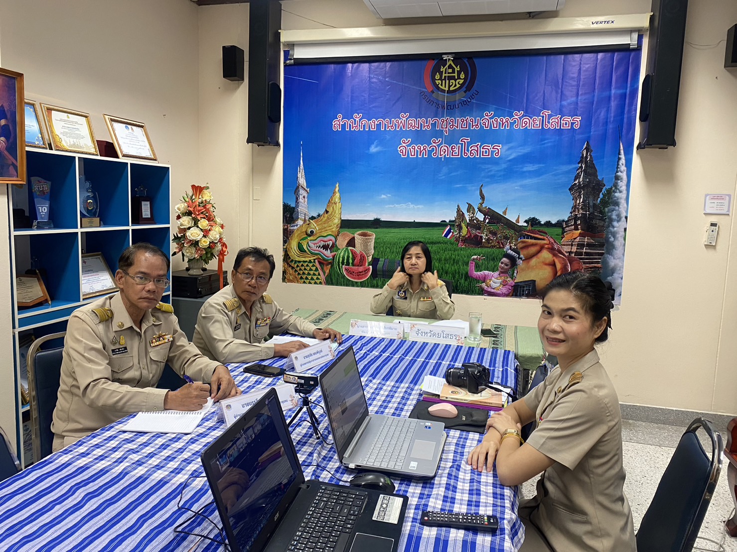 พช.ยโสธร ยกทีมร่วมรับฟังการประชุมชี้แจงแนวทางการดำเนินงานภารกิจสำคัญที่อธิบดีกรมการพัฒนาชุมชนเน้นย้ำ ไตรมาส 1 เรื่อง ศูนย์อำนวยการขจัดความยากจนและพัฒนาคนทุกช่วงวัยอย่างยั่งยืนตามหลักปรัชญาของเศรษฐกิจพอเพียง (ศจพ.) ผ่านระบบ Webex