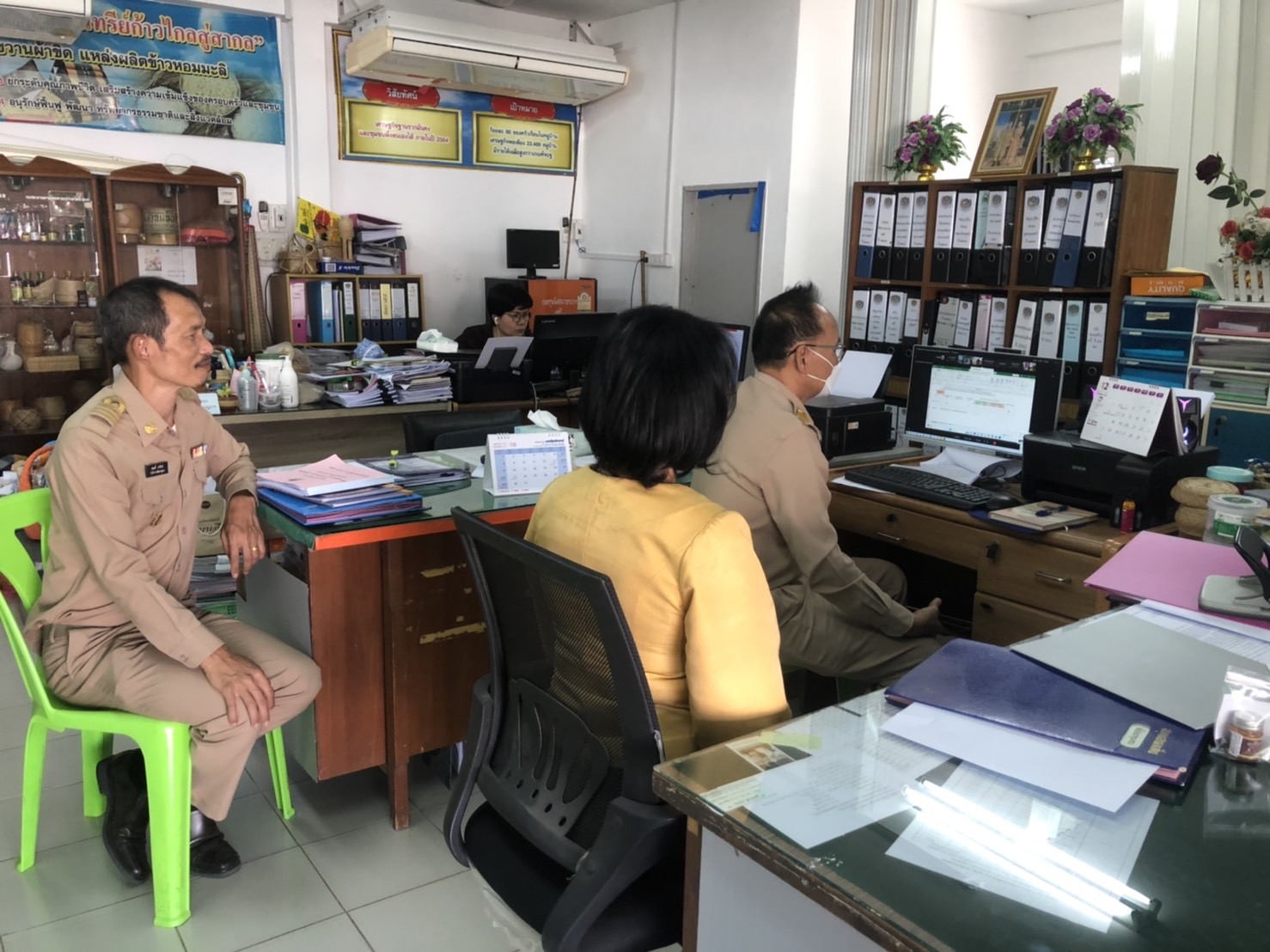 พช.ยโสธร ยกทีมร่วมรับฟังการประชุมชี้แจงแนวทางการดำเนินงานภารกิจสำคัญที่อธิบดีกรมการพัฒนาชุมชนเน้นย้ำ ไตรมาส 1 เรื่อง ศูนย์อำนวยการขจัดความยากจนและพัฒนาคนทุกช่วงวัยอย่างยั่งยืนตามหลักปรัชญาของเศรษฐกิจพอเพียง (ศจพ.) ผ่านระบบ Webex