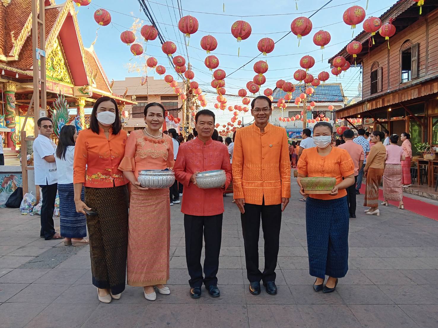 พช.ยโสธรร่วมทำบุญตักบาตรย้อนยุค วิถีถิ่น วิถีไทย ถนนคนเดินยโสธร เมืองเก่าบ้านสิงห์ท่า และร่วมกันสวมใส่ผ้าไทยตามโครงการ“ผ้าไทยใส่ให้สนุก”