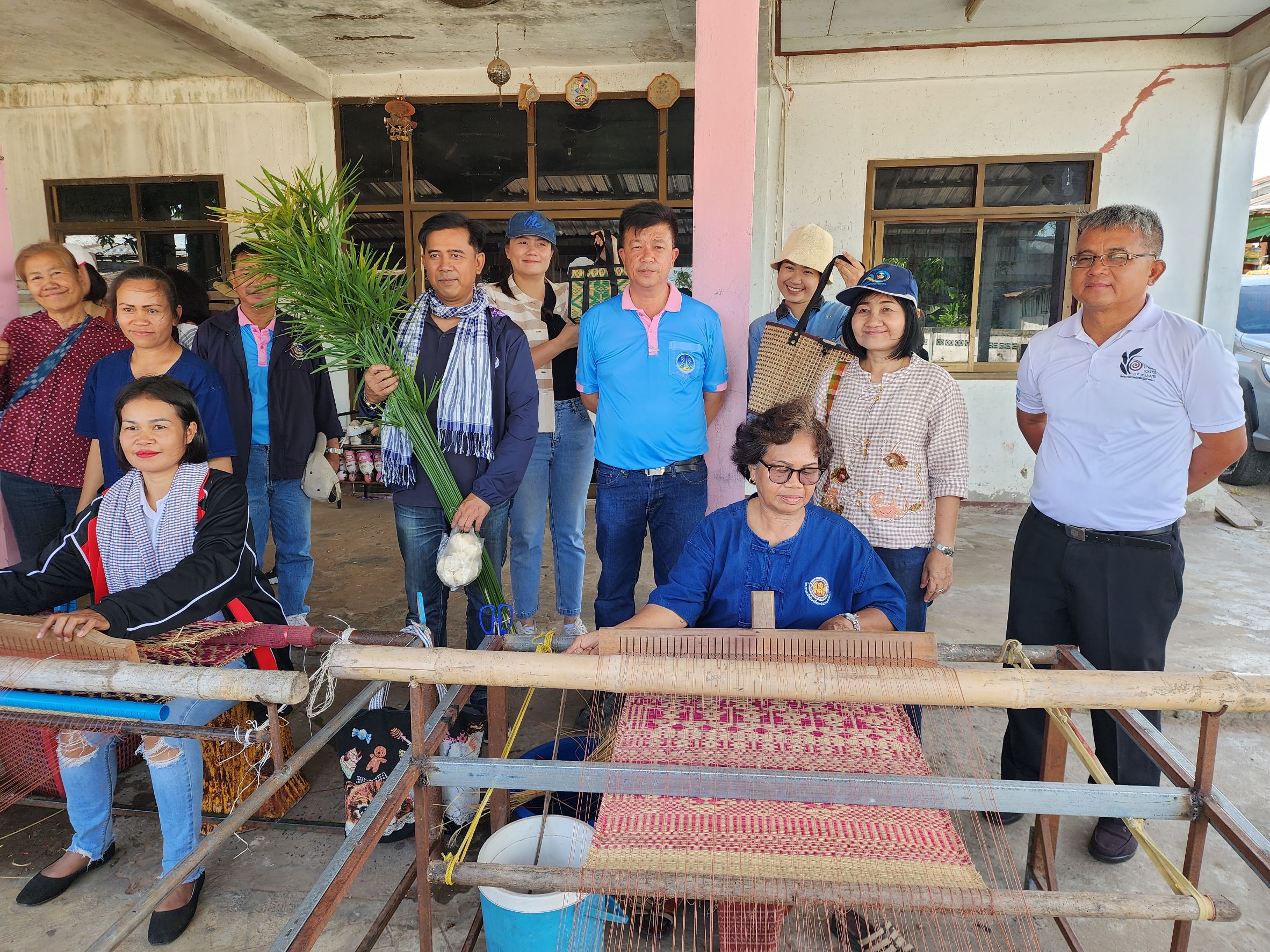 ช.ยโสธร ชู Solf power หมู่บ้าน OTOP นวัตวิถี บ้านสำโรง หมู่ 7 ตำบลคูเมือง อำเภอมหาชนะชัย จังหวัดยโสธร ตามโครงการพัฒนาเส้นทางท่องเที่ยว OTOP นวัตวิถี