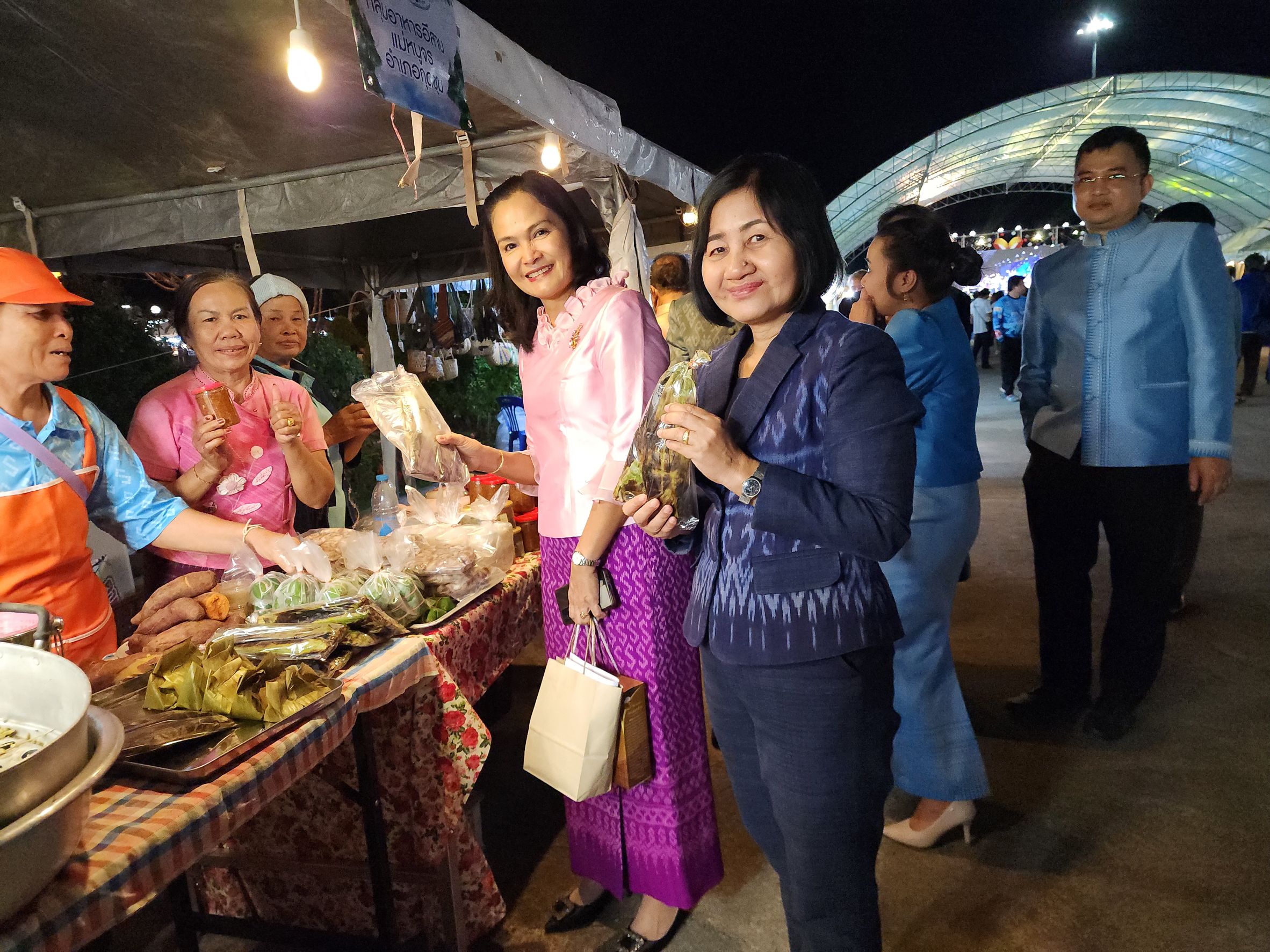 พช.ยโสธร ร่วมพิธีเปิดงาน “ยโสธร winter หนาวนี้ที่ยโสธร” ส่งท้ายปีเก่า ต้อนรับศักราชใหม่ 2567 กับกิจกรรมส่งเสริมศิลปินวิถีอีสานและประชาสัมพันธ์เกษตรอินทรีย์วิถียโสธร