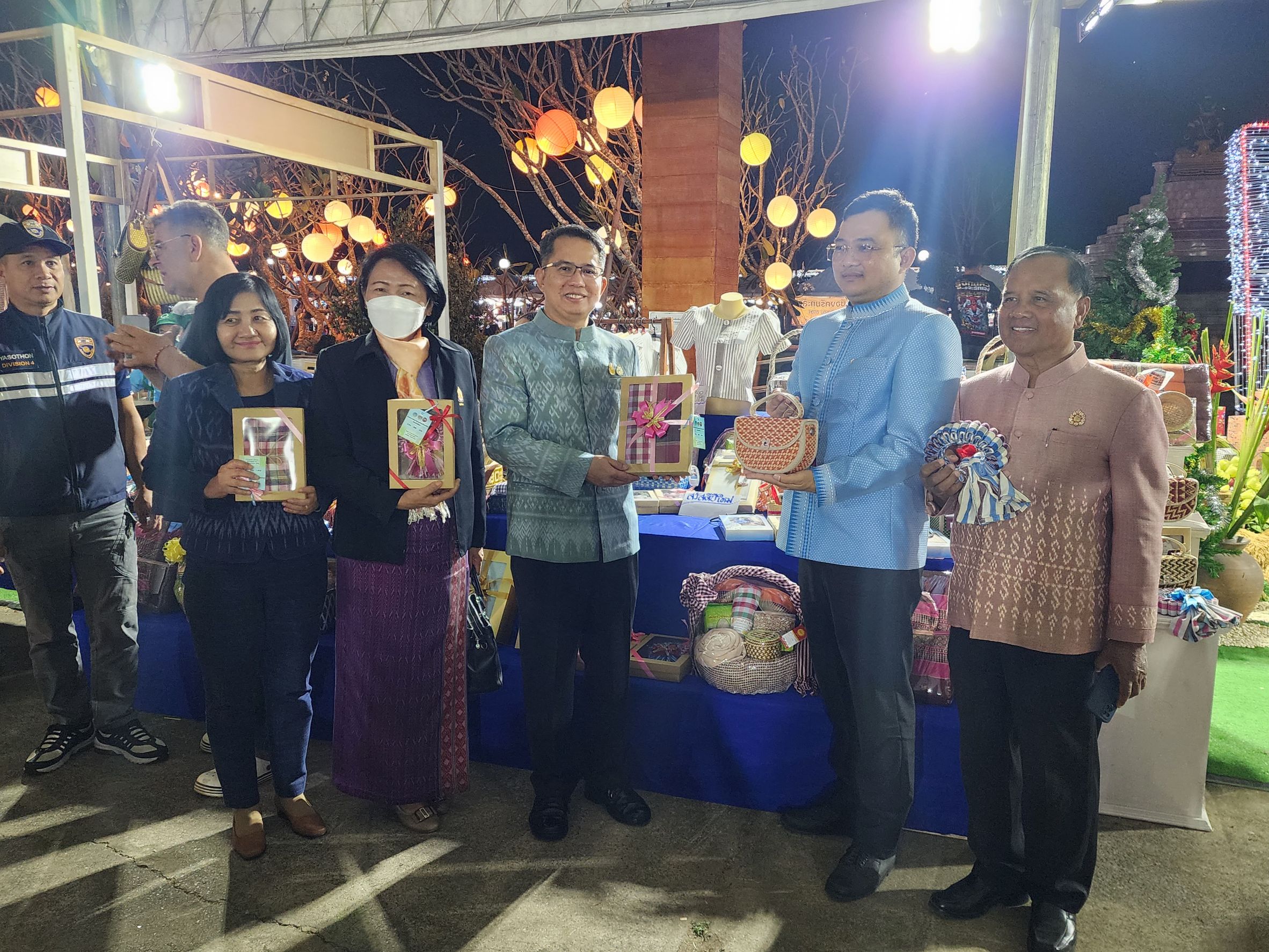 พช.ยโสธร ร่วมพิธีเปิดงาน “ยโสธร winter หนาวนี้ที่ยโสธร” ส่งท้ายปีเก่า ต้อนรับศักราชใหม่ 2567 กับกิจกรรมส่งเสริมศิลปินวิถีอีสานและประชาสัมพันธ์เกษตรอินทรีย์วิถียโสธร