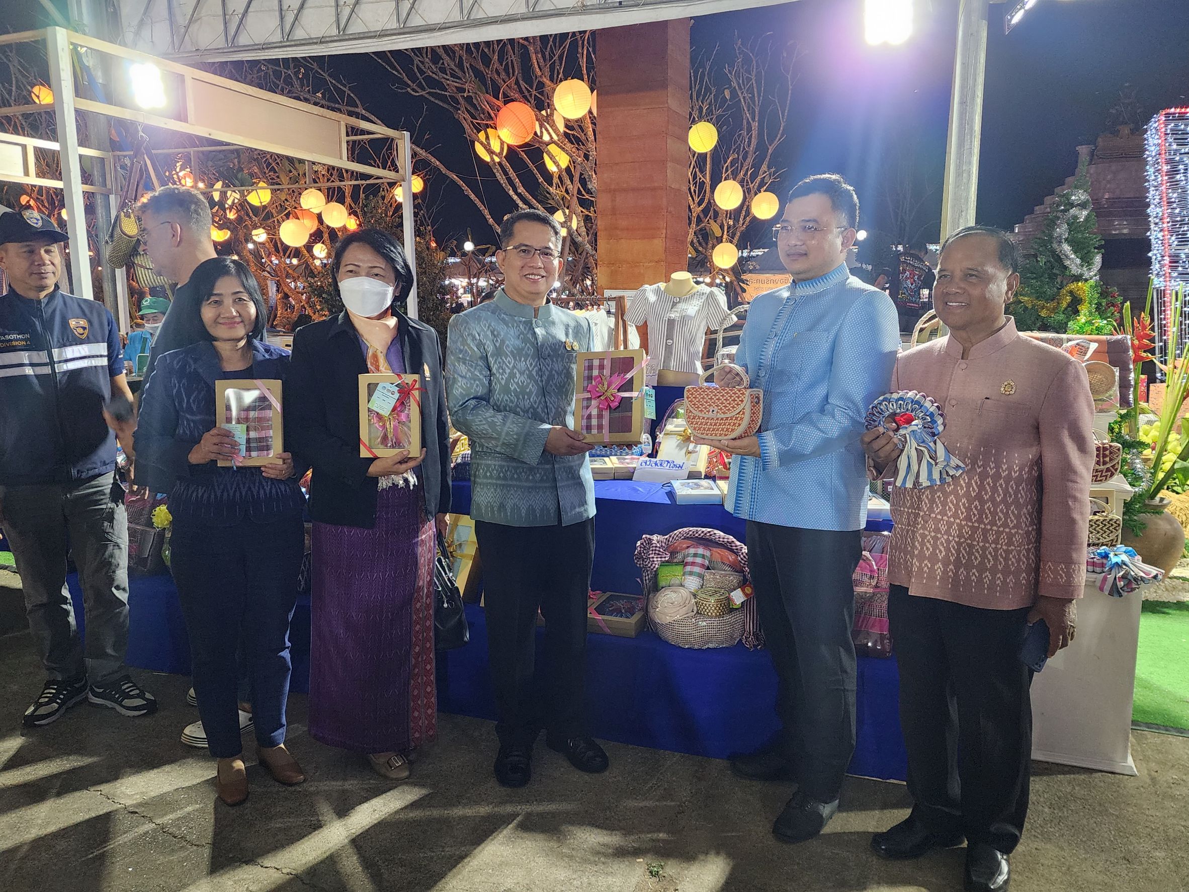 พช.ยโสธร ร่วมพิธีเปิดงาน “ยโสธร winter หนาวนี้ที่ยโสธร” ส่งท้ายปีเก่า ต้อนรับศักราชใหม่ 2567 กับกิจกรรมส่งเสริมศิลปินวิถีอีสานและประชาสัมพันธ์เกษตรอินทรีย์วิถียโสธร