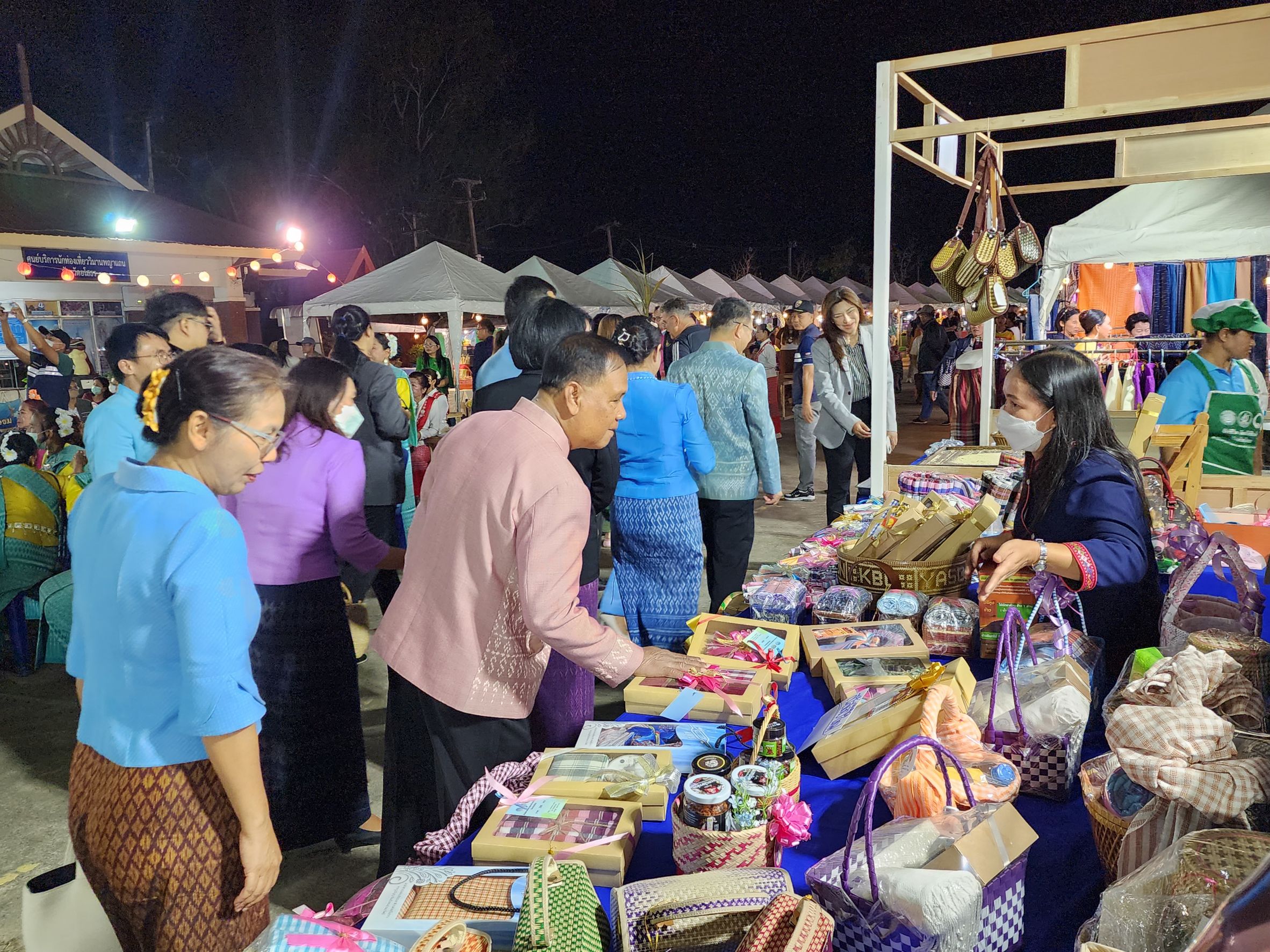 พช.ยโสธร ร่วมพิธีเปิดงาน “ยโสธร winter หนาวนี้ที่ยโสธร” ส่งท้ายปีเก่า ต้อนรับศักราชใหม่ 2567 กับกิจกรรมส่งเสริมศิลปินวิถีอีสานและประชาสัมพันธ์เกษตรอินทรีย์วิถียโสธร