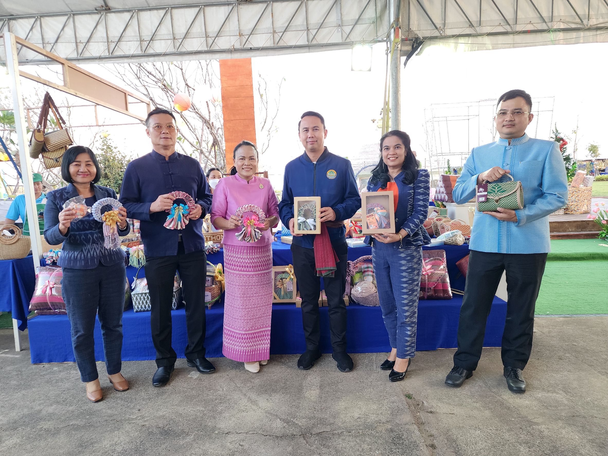 พช.ยโสธร ร่วมพิธีเปิดงาน “ยโสธร winter หนาวนี้ที่ยโสธร” ส่งท้ายปีเก่า ต้อนรับศักราชใหม่ 2567 กับกิจกรรมส่งเสริมศิลปินวิถีอีสานและประชาสัมพันธ์เกษตรอินทรีย์วิถียโสธร