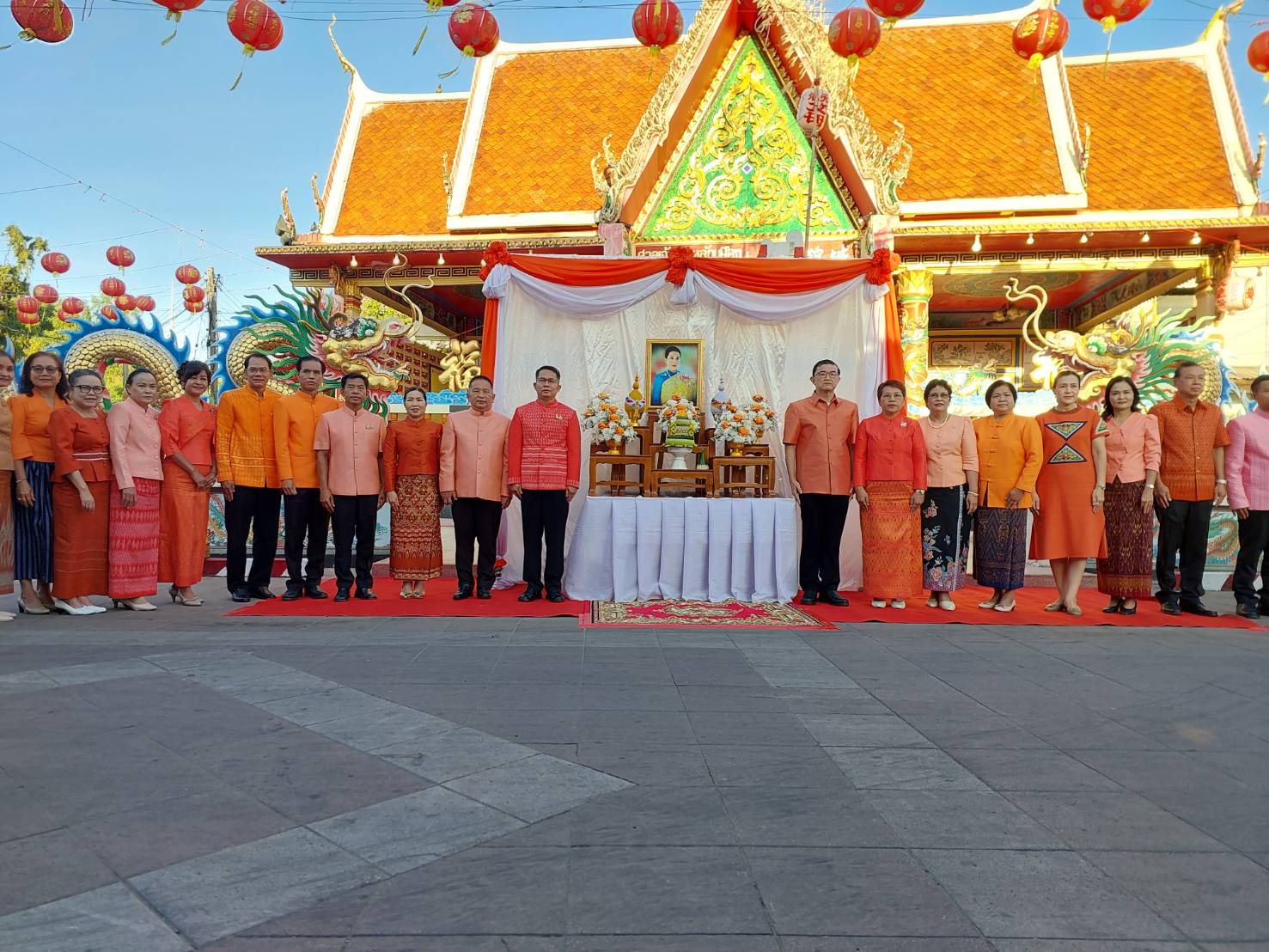 พช.ยโสธรร่วมทำบุญตักบาตรย้อนยุค วิถีถิ่น วิถีไทย ถนนคนเดินยโสธร เมืองเก่าบ้านสิงห์ท่า และร่วมกันสวมใส่ผ้าไทยตามโครงการ“ผ้าไทยใส่ให้สนุก”