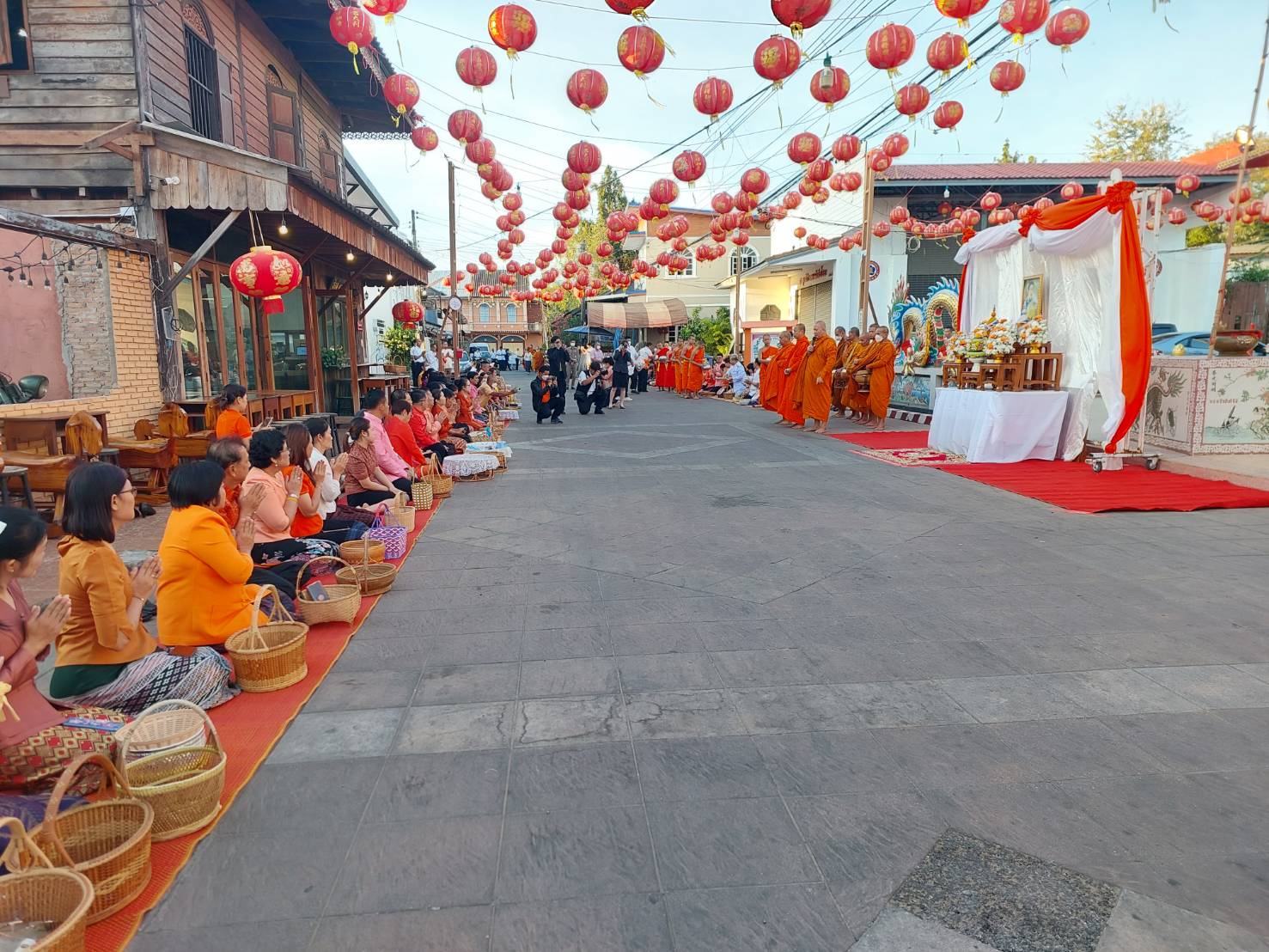 พช.ยโสธรร่วมทำบุญตักบาตรย้อนยุค วิถีถิ่น วิถีไทย ถนนคนเดินยโสธร เมืองเก่าบ้านสิงห์ท่า และร่วมกันสวมใส่ผ้าไทยตามโครงการ“ผ้าไทยใส่ให้สนุก”