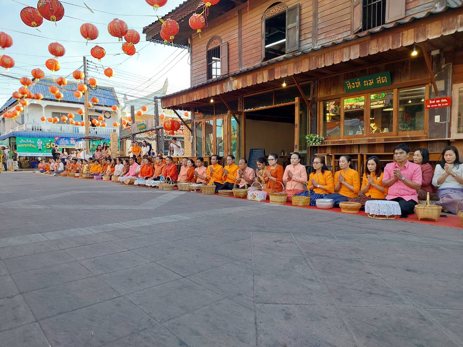 พช.ยโสธรร่วมทำบุญตักบาตรย้อนยุค วิถีถิ่น วิถีไทย ถนนคนเดินยโสธร เมืองเก่าบ้านสิงห์ท่า และร่วมกันสวมใส่ผ้าไทยตามโครงการ“ผ้าไทยใส่ให้สนุก”