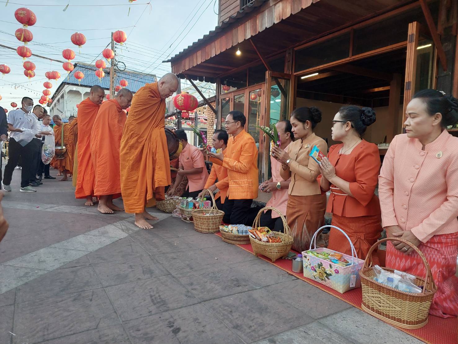 พช.ยโสธรร่วมทำบุญตักบาตรย้อนยุค วิถีถิ่น วิถีไทย ถนนคนเดินยโสธร เมืองเก่าบ้านสิงห์ท่า และร่วมกันสวมใส่ผ้าไทยตามโครงการ“ผ้าไทยใส่ให้สนุก”