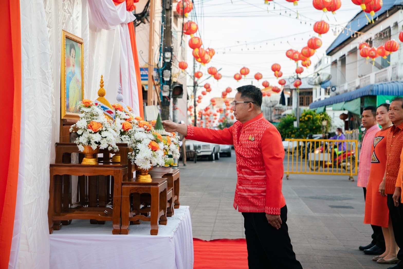 พช.ยโสธรร่วมทำบุญตักบาตรย้อนยุค วิถีถิ่น วิถีไทย ถนนคนเดินยโสธร เมืองเก่าบ้านสิงห์ท่า และร่วมกันสวมใส่ผ้าไทยตามโครงการ“ผ้าไทยใส่ให้สนุก”