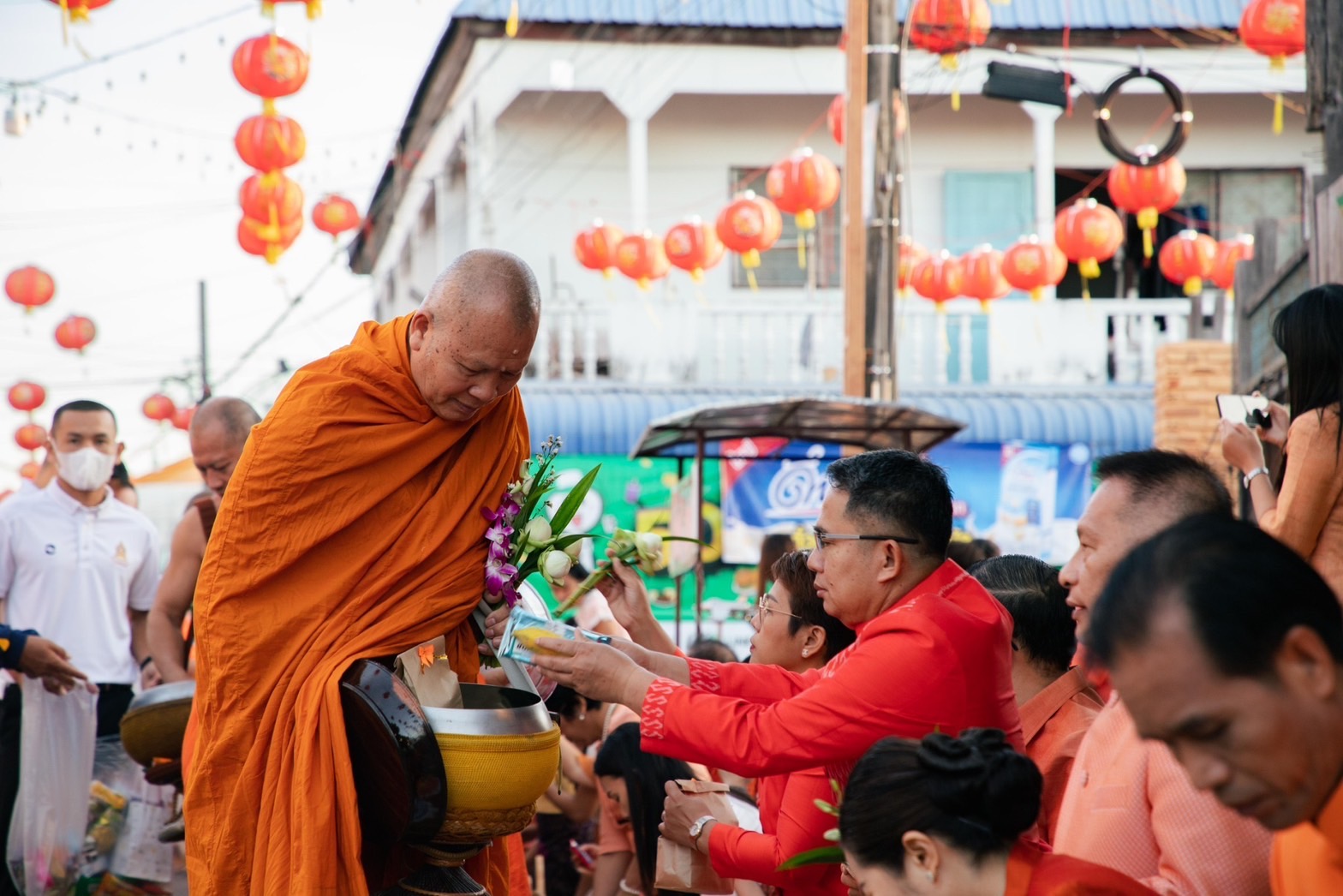 พช.ยโสธรร่วมทำบุญตักบาตรย้อนยุค วิถีถิ่น วิถีไทย ถนนคนเดินยโสธร เมืองเก่าบ้านสิงห์ท่า และร่วมกันสวมใส่ผ้าไทยตามโครงการ“ผ้าไทยใส่ให้สนุก”