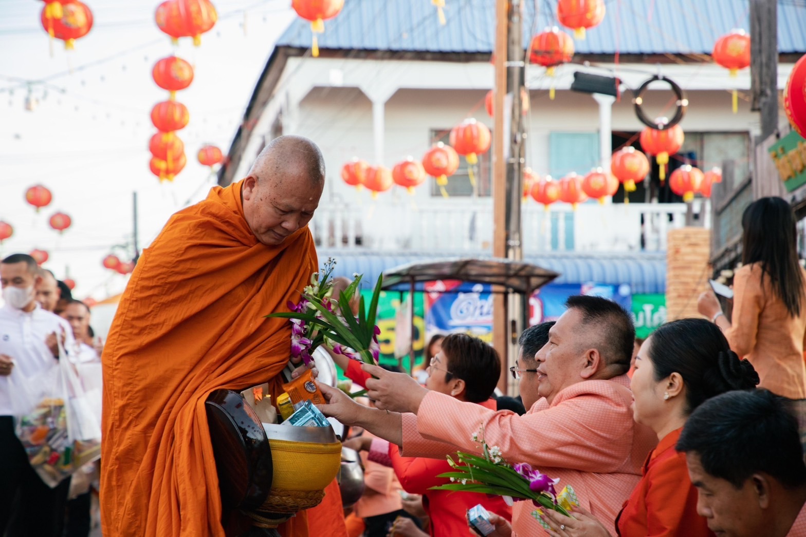 พช.ยโสธรร่วมทำบุญตักบาตรย้อนยุค วิถีถิ่น วิถีไทย ถนนคนเดินยโสธร เมืองเก่าบ้านสิงห์ท่า และร่วมกันสวมใส่ผ้าไทยตามโครงการ“ผ้าไทยใส่ให้สนุก”