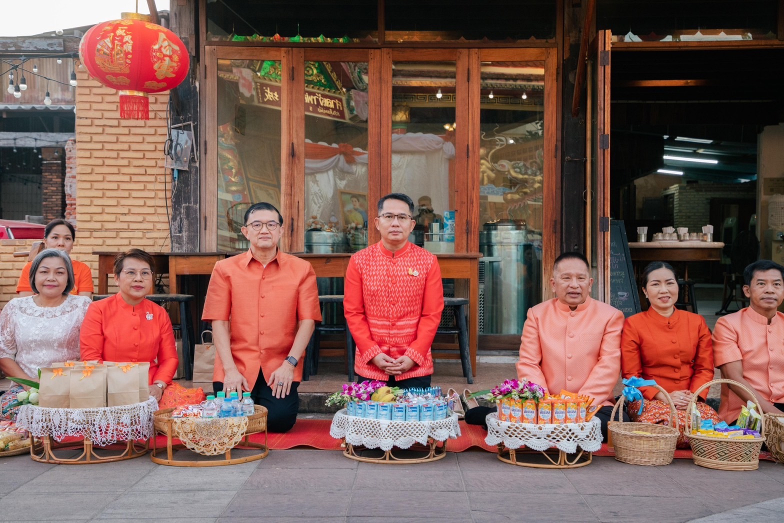 พช.ยโสธรร่วมทำบุญตักบาตรย้อนยุค วิถีถิ่น วิถีไทย ถนนคนเดินยโสธร เมืองเก่าบ้านสิงห์ท่า และร่วมกันสวมใส่ผ้าไทยตามโครงการ“ผ้าไทยใส่ให้สนุก”