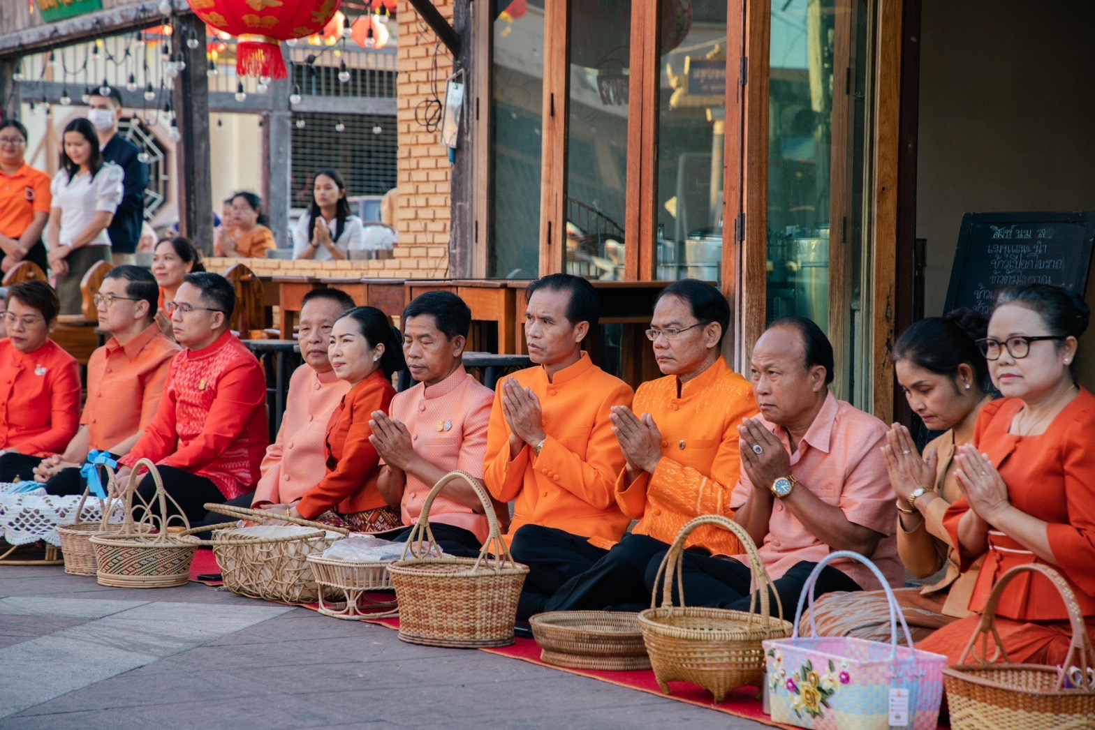 พช.ยโสธรร่วมทำบุญตักบาตรย้อนยุค วิถีถิ่น วิถีไทย ถนนคนเดินยโสธร เมืองเก่าบ้านสิงห์ท่า และร่วมกันสวมใส่ผ้าไทยตามโครงการ“ผ้าไทยใส่ให้สนุก”