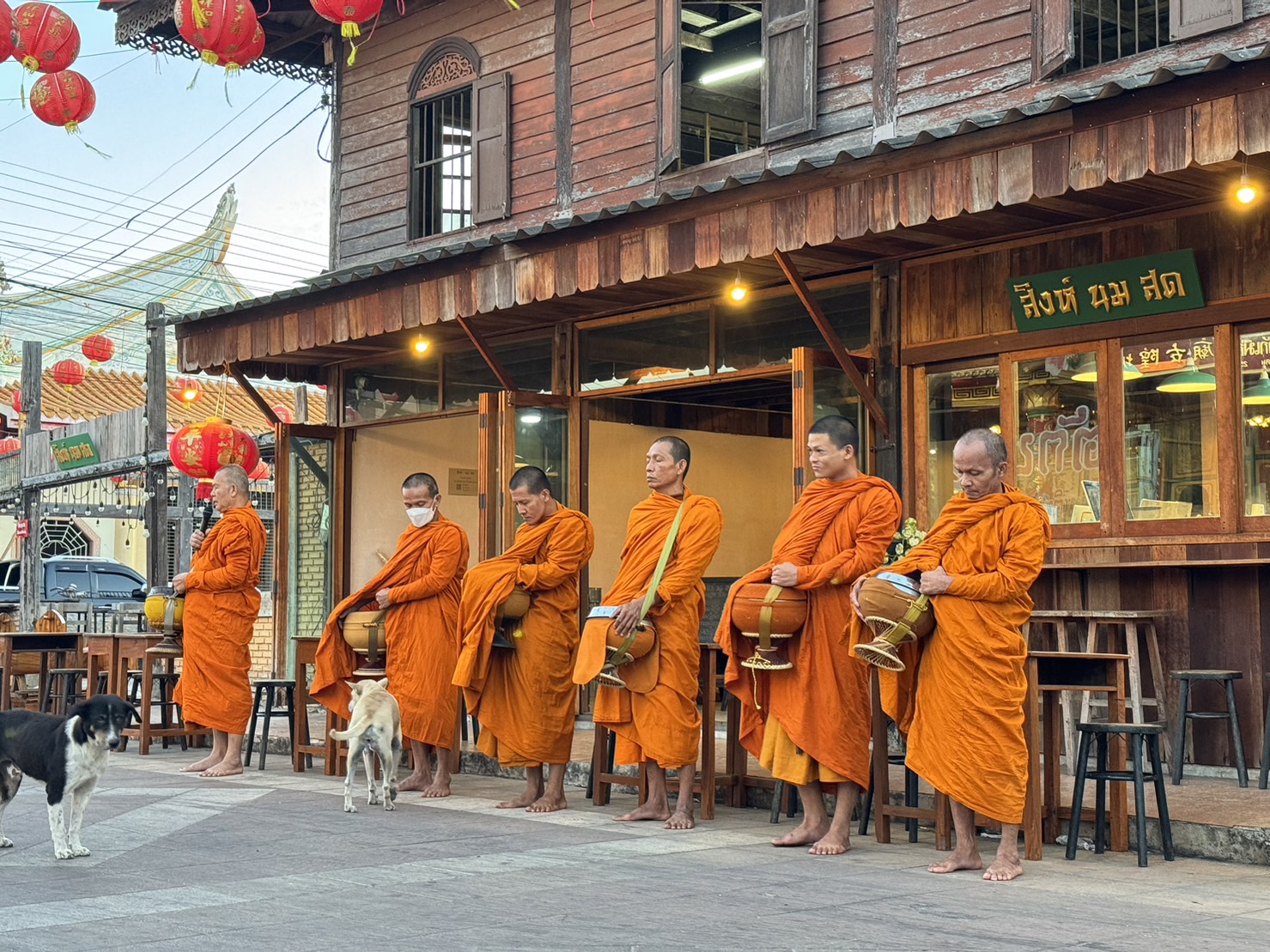 พช.ยโสธรร่วมทำบุญตักบาตรย้อนยุค วิถีถิ่น วิถีไทย ถนนคนเดินยโสธร เมืองเก่าบ้านสิงห์ท่า และร่วมกันสวมใส่ผ้าไทยตามโครงการ “ผ้าไทยใส่ให้สนุก”