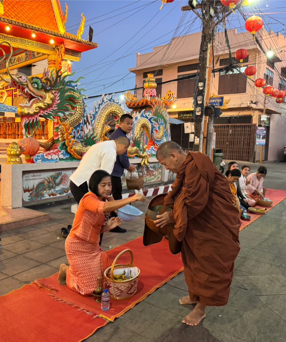 พช.ยโสธรร่วมทำบุญตักบาตรย้อนยุค วิถีถิ่น วิถีไทย ถนนคนเดินยโสธร เมืองเก่าบ้านสิงห์ท่า และร่วมกันสวมใส่ผ้าไทยตามโครงการ “ผ้าไทยใส่ให้สนุก”