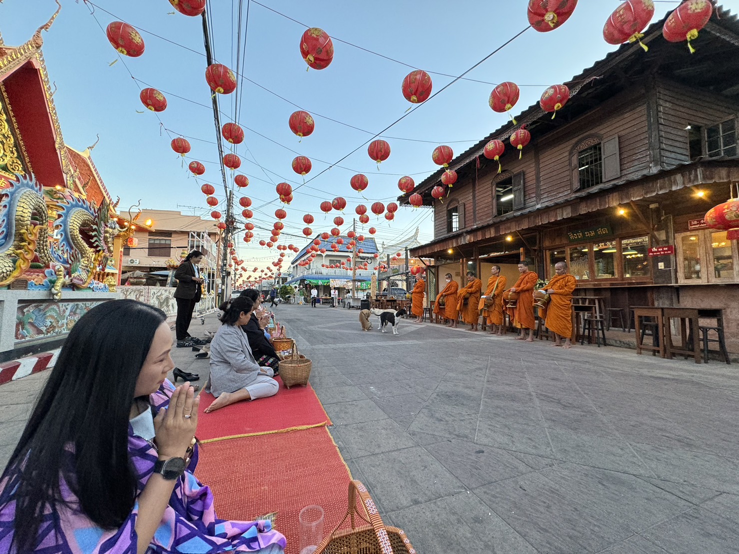 พช.ยโสธรร่วมทำบุญตักบาตรย้อนยุค วิถีถิ่น วิถีไทย ถนนคนเดินยโสธร เมืองเก่าบ้านสิงห์ท่า และร่วมกันสวมใส่ผ้าไทยตามโครงการ “ผ้าไทยใส่ให้สนุก”
