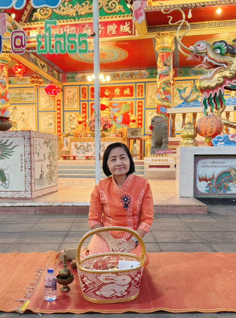 พช.ยโสธรร่วมทำบุญตักบาตรย้อนยุค วิถีถิ่น วิถีไทย ถนนคนเดินยโสธร เมืองเก่าบ้านสิงห์ท่า และร่วมกันสวมใส่ผ้าไทยตามโครงการ “ผ้าไทยใส่ให้สนุก”