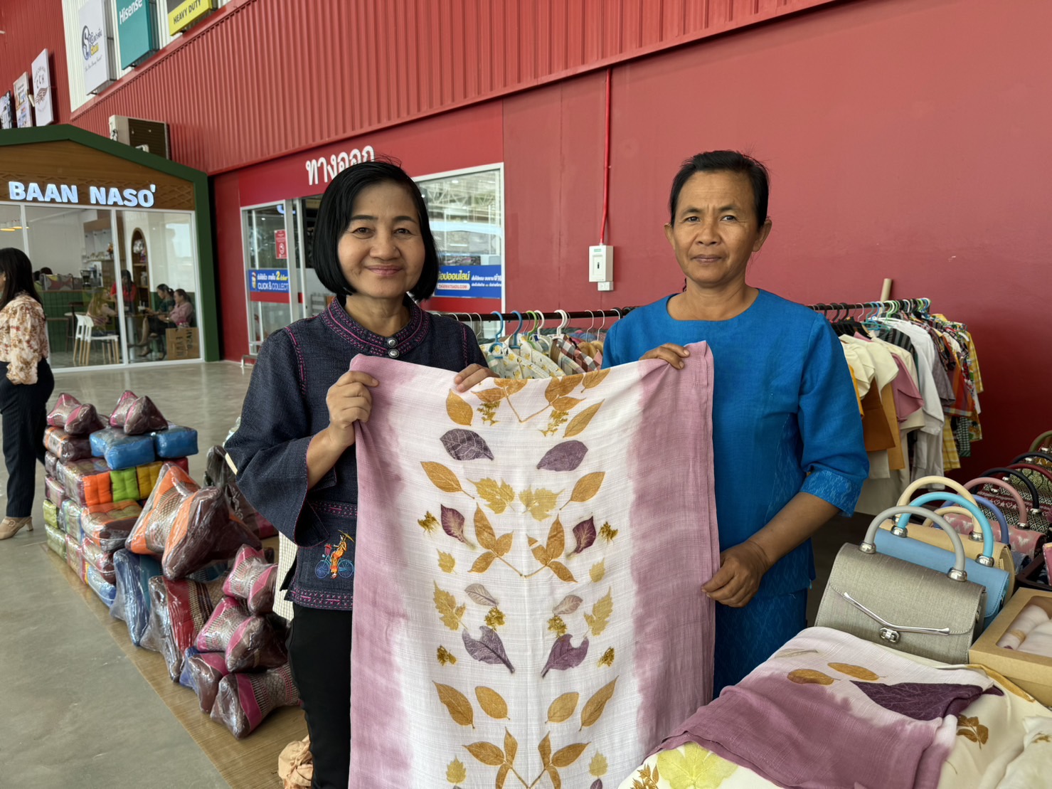 พช.ยโสธร ติดตามให้กำลังใจกลุ่มผู้ผลิต ผู้ประกอบการ OTOP ที่ร่วมจำหน่ายสินค้า OTOP ณ ไทวัสดุ สาขายโสธร