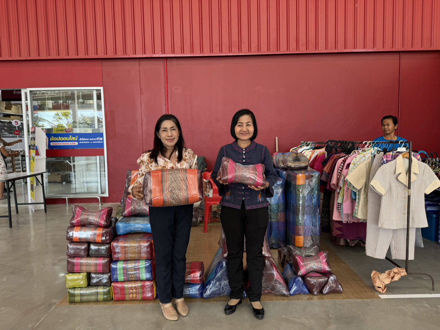 พช.ยโสธร ติดตามให้กำลังใจกลุ่มผู้ผลิต ผู้ประกอบการ OTOP ที่ร่วมจำหน่ายสินค้า OTOP ณ ไทวัสดุ สาขายโสธร