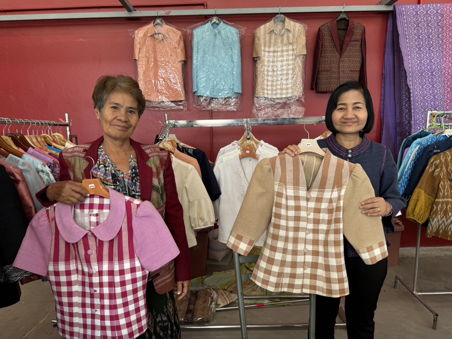 พช.ยโสธร ติดตามให้กำลังใจกลุ่มผู้ผลิต ผู้ประกอบการ OTOP ที่ร่วมจำหน่ายสินค้า OTOP ณ ไทวัสดุ สาขายโสธร