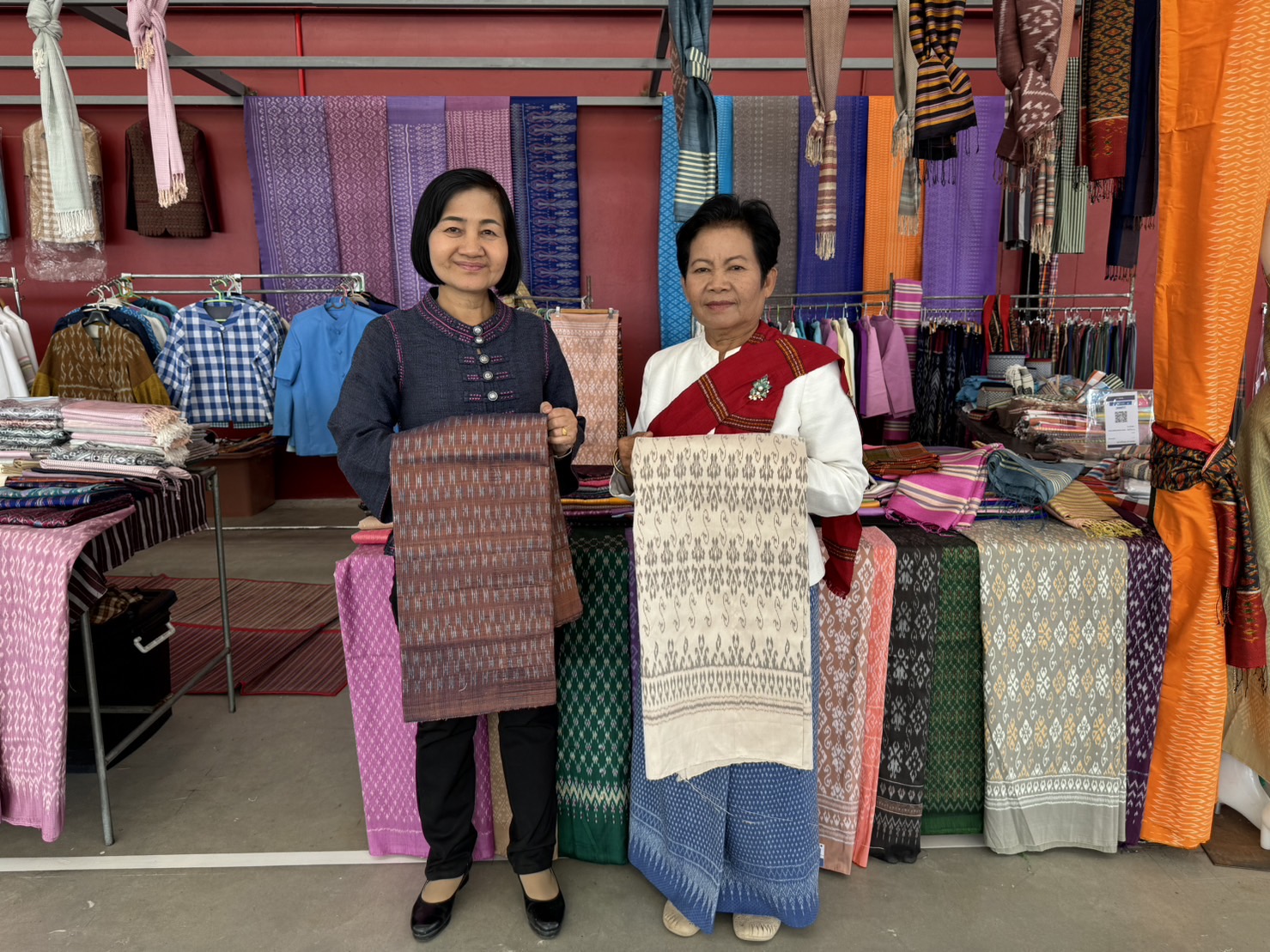 พช.ยโสธร ติดตามให้กำลังใจกลุ่มผู้ผลิต ผู้ประกอบการ OTOP ที่ร่วมจำหน่ายสินค้า OTOP ณ ไทวัสดุ สาขายโสธร