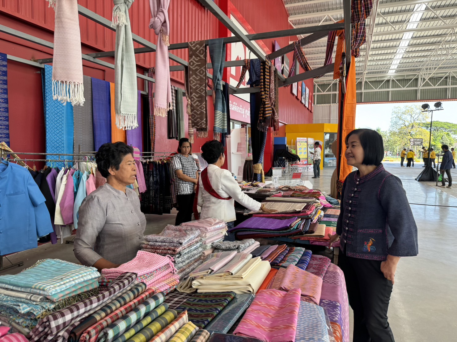 พช.ยโสธร ติดตามให้กำลังใจกลุ่มผู้ผลิต ผู้ประกอบการ OTOP ที่ร่วมจำหน่ายสินค้า OTOP ณ ไทวัสดุ สาขายโสธร