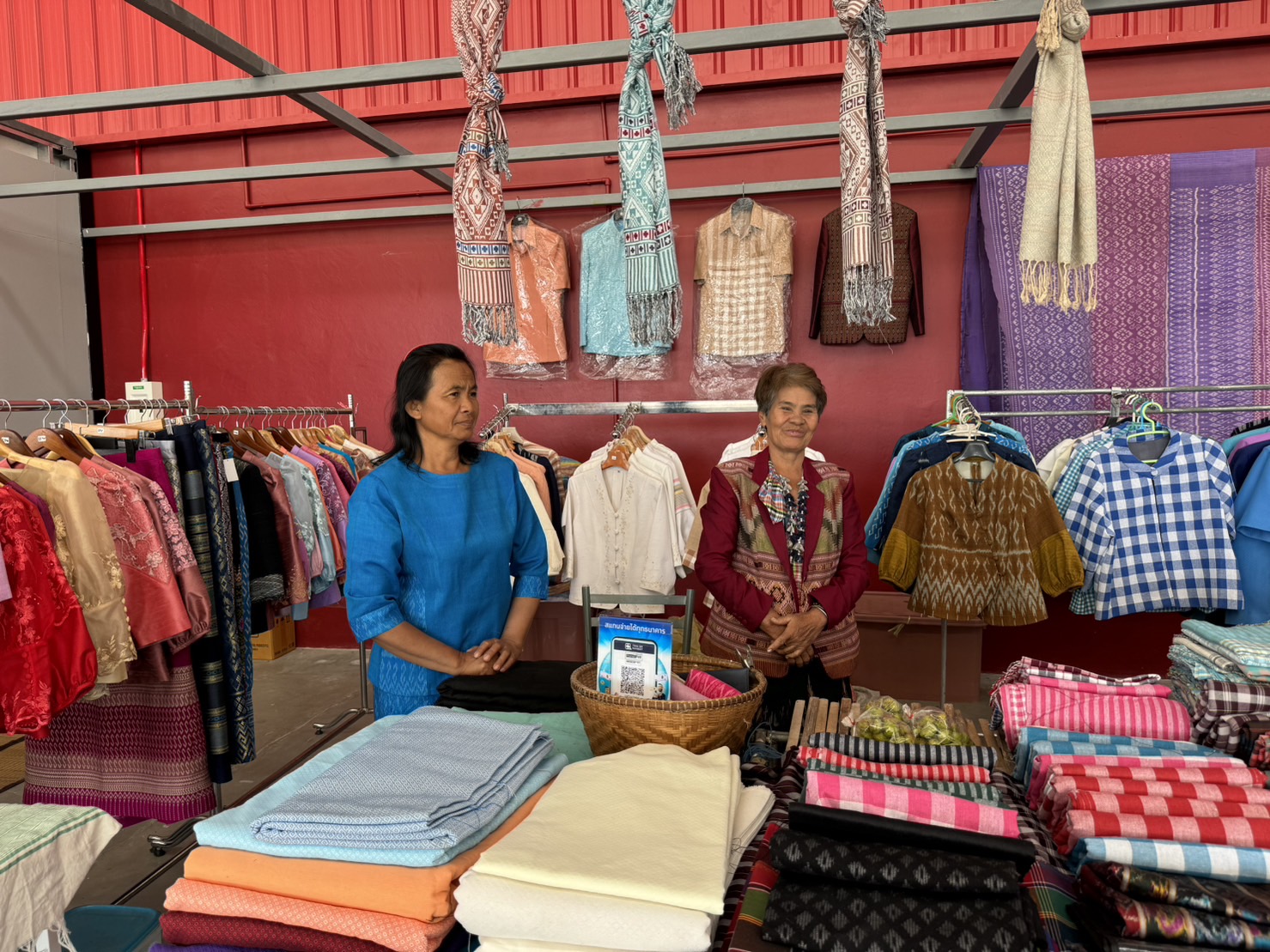 พช.ยโสธร ติดตามให้กำลังใจกลุ่มผู้ผลิต ผู้ประกอบการ OTOP ที่ร่วมจำหน่ายสินค้า OTOP ณ ไทวัสดุ สาขายโสธร