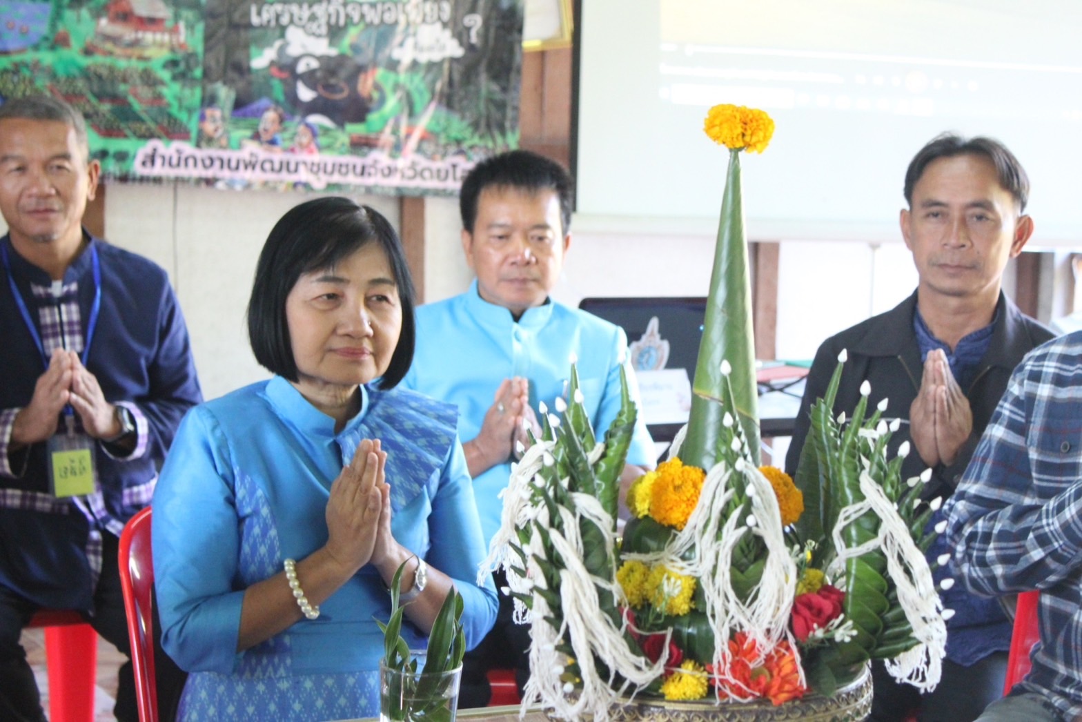 พัฒนาการจังหวัดยโสธร มอบใบประกาศปิดการอบรมโครงการพัฒนาหมู่บ้านเศรษฐกิจพอเพียงกิจกรรมอบรมแกนนำขับเคลื่อนหมู่บ้านเศรษฐกิจพอเพียง ประจำปีงบประมาณ พ.ศ. 2567