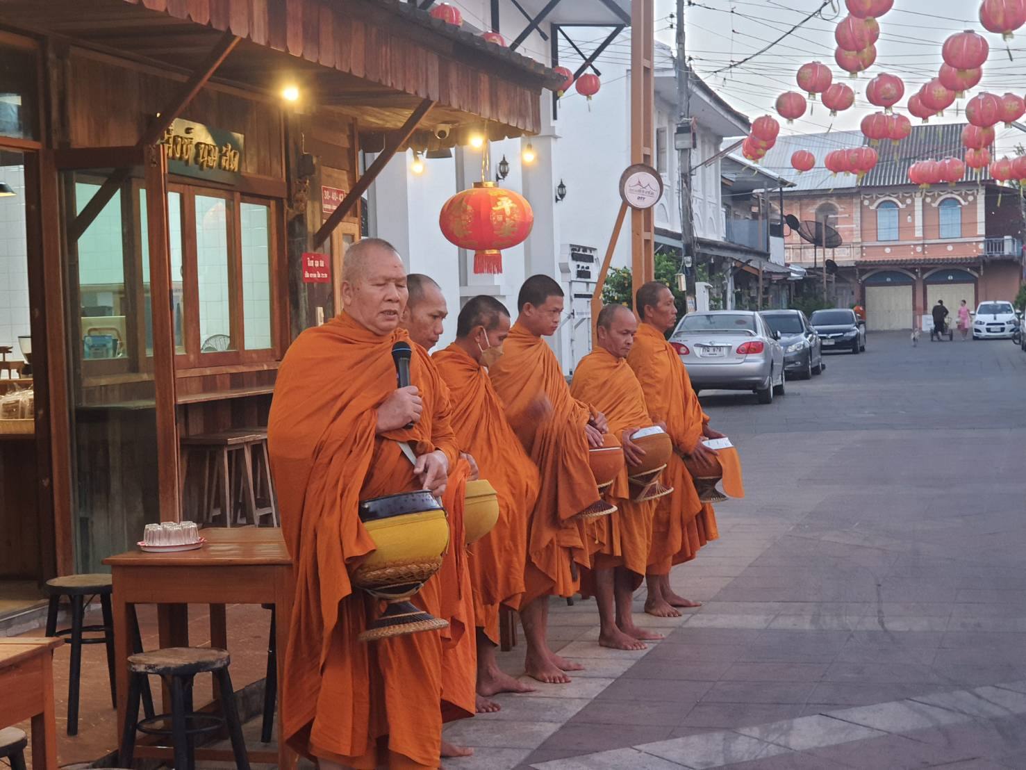 พช.ยโสธร ร่วมทำบุญตักบาตรย้อนยุค วิถีถิ่น วิถีไทย ถนนคนเดินยโสธร เมืองเก่าบ้านสิงห์ท่า และร่วมกันสวมใส่ผ้าไทยตามโครงการ “ผ้าไทยใส่ให้สนุก