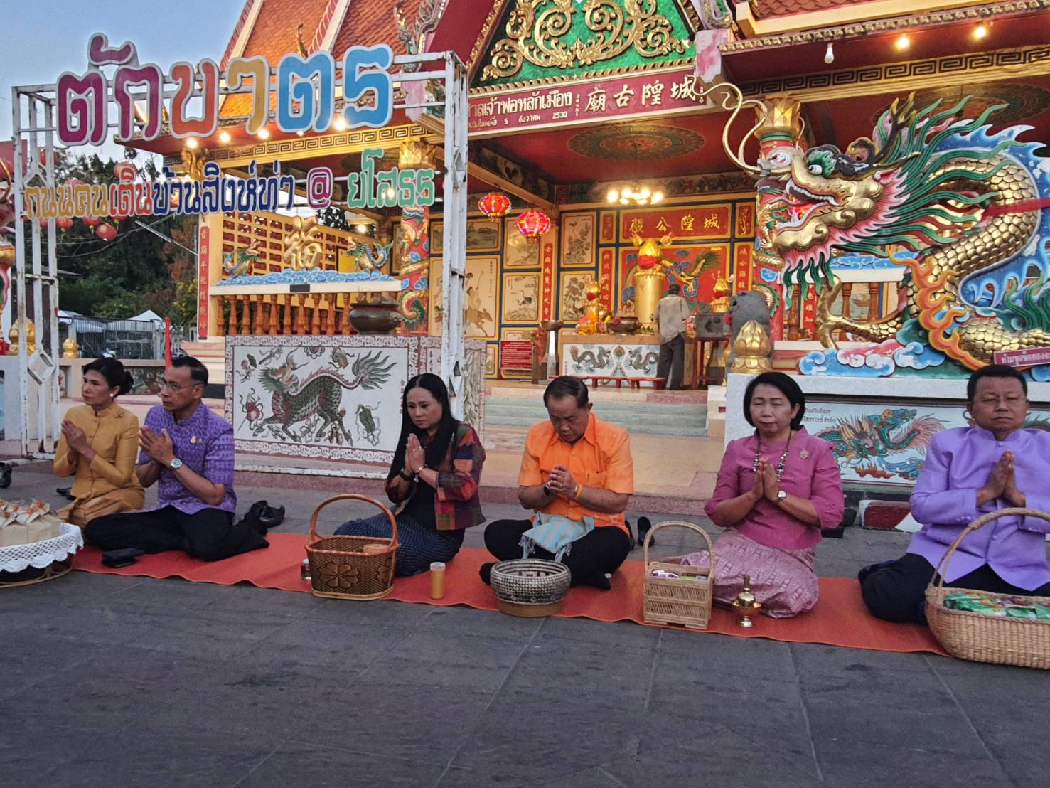 พช.ยโสธร ร่วมทำบุญตักบาตรย้อนยุค วิถีถิ่น วิถีไทย ถนนคนเดินยโสธร เมืองเก่าบ้านสิงห์ท่า และร่วมกันสวมใส่ผ้าไทยตามโครงการ “ผ้าไทยใส่ให้สนุก
