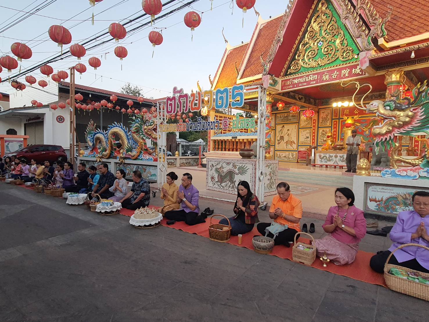 พช.ยโสธร ร่วมทำบุญตักบาตรย้อนยุค วิถีถิ่น วิถีไทย ถนนคนเดินยโสธร เมืองเก่าบ้านสิงห์ท่า และร่วมกันสวมใส่ผ้าไทยตามโครงการ “ผ้าไทยใส่ให้สนุก