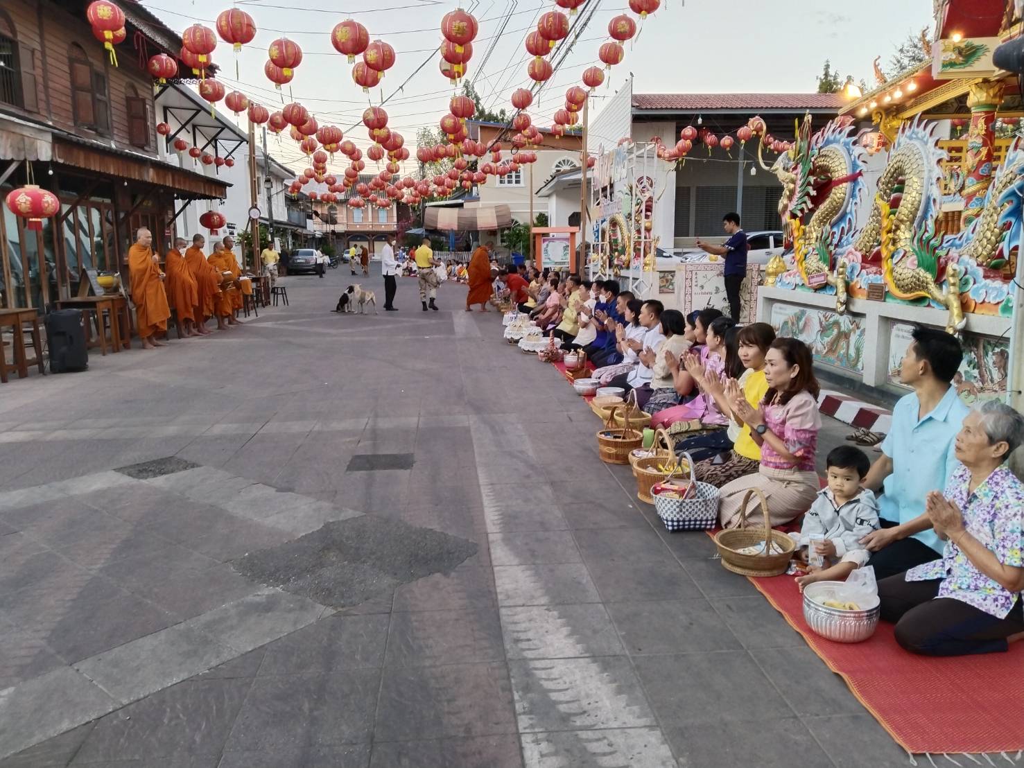 พช.ยโสธรร่วมทำบุญตักบาตรย้อนยุค วิถีถิ่น วิถีไทย ถนนคนเดินยโสธร เมืองเก่าบ้านสิงห์ท่า และร่วมกันสวมใส่ผ้าไทยตามโครงการ “ผ้าไทยใส่ให้สนุก