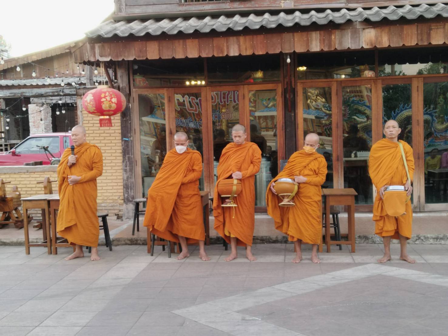 พช.ยโสธรร่วมทำบุญตักบาตรย้อนยุค วิถีถิ่น วิถีไทย ถนนคนเดินยโสธร เมืองเก่าบ้านสิงห์ท่า และร่วมกันสวมใส่ผ้าไทยตามโครงการ “ผ้าไทยใส่ให้สนุก
