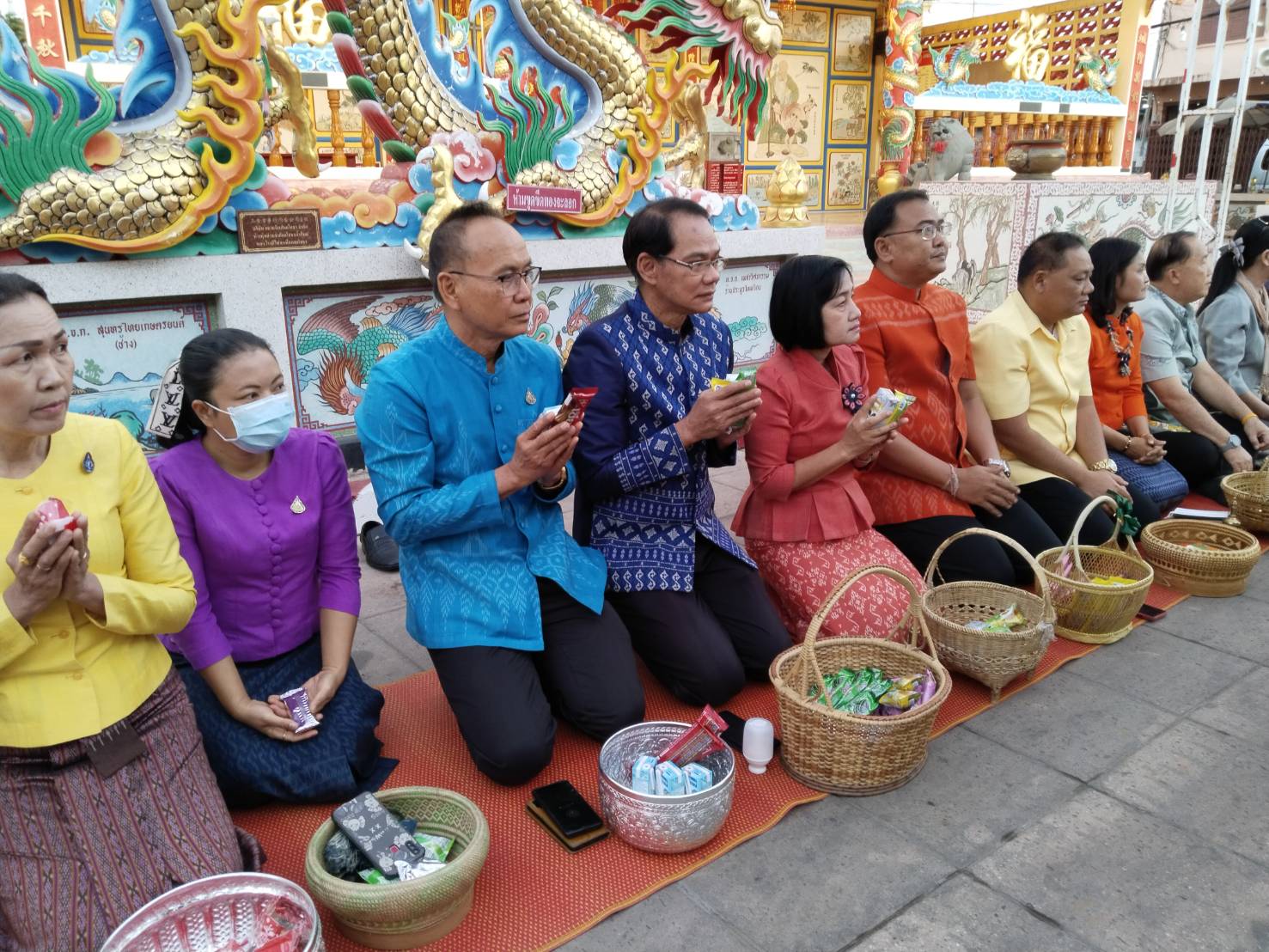 พช.ยโสธรร่วมทำบุญตักบาตรย้อนยุค วิถีถิ่น วิถีไทย ถนนคนเดินยโสธร เมืองเก่าบ้านสิงห์ท่า และร่วมกันสวมใส่ผ้าไทยตามโครงการ “ผ้าไทยใส่ให้สนุก