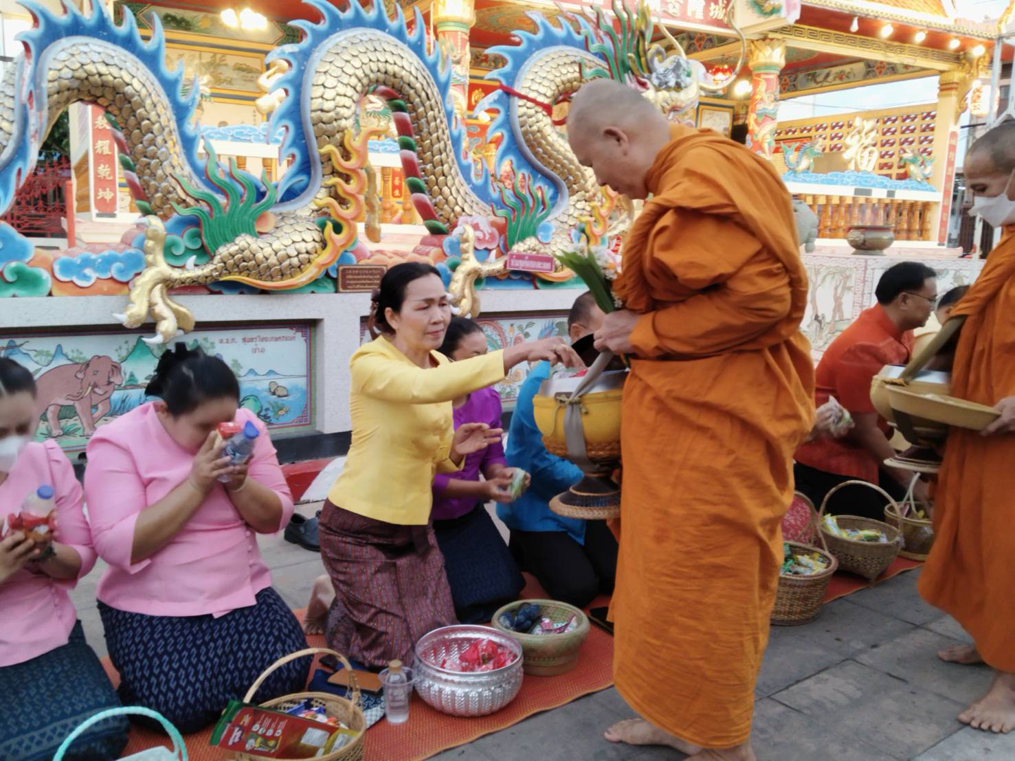 พช.ยโสธรร่วมทำบุญตักบาตรย้อนยุค วิถีถิ่น วิถีไทย ถนนคนเดินยโสธร เมืองเก่าบ้านสิงห์ท่า และร่วมกันสวมใส่ผ้าไทยตามโครงการ “ผ้าไทยใส่ให้สนุก